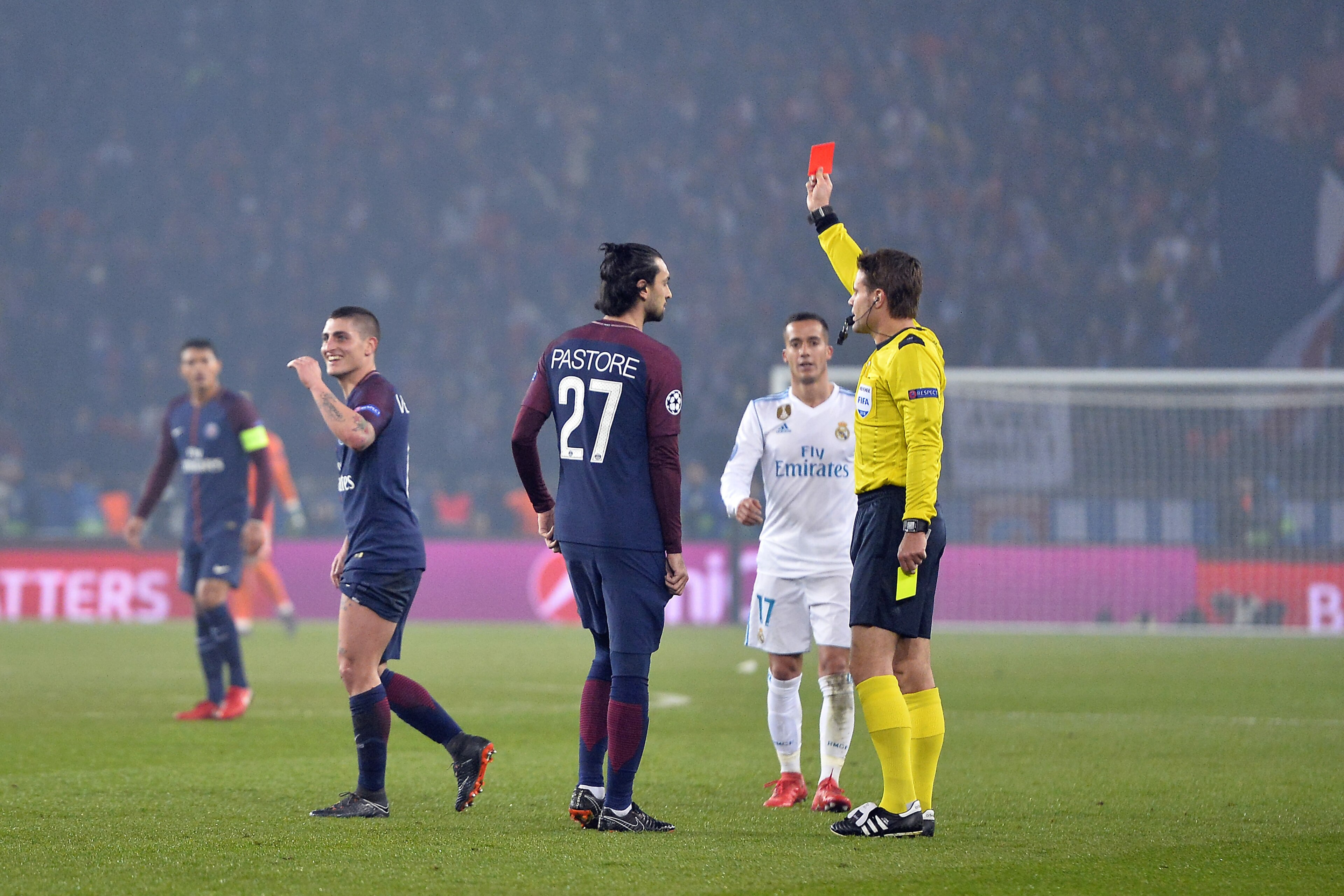 PARIS, FRANCE - MARCH 06:  Referee Felix Brych pulls out the red card to Marco Verratti of Paris Saint-Germain during the UEFA Champions League Round of 16 Second Leg match between  Paris Saint-Germain and Real Madrid at Parc des Princes on March 6, 2018 