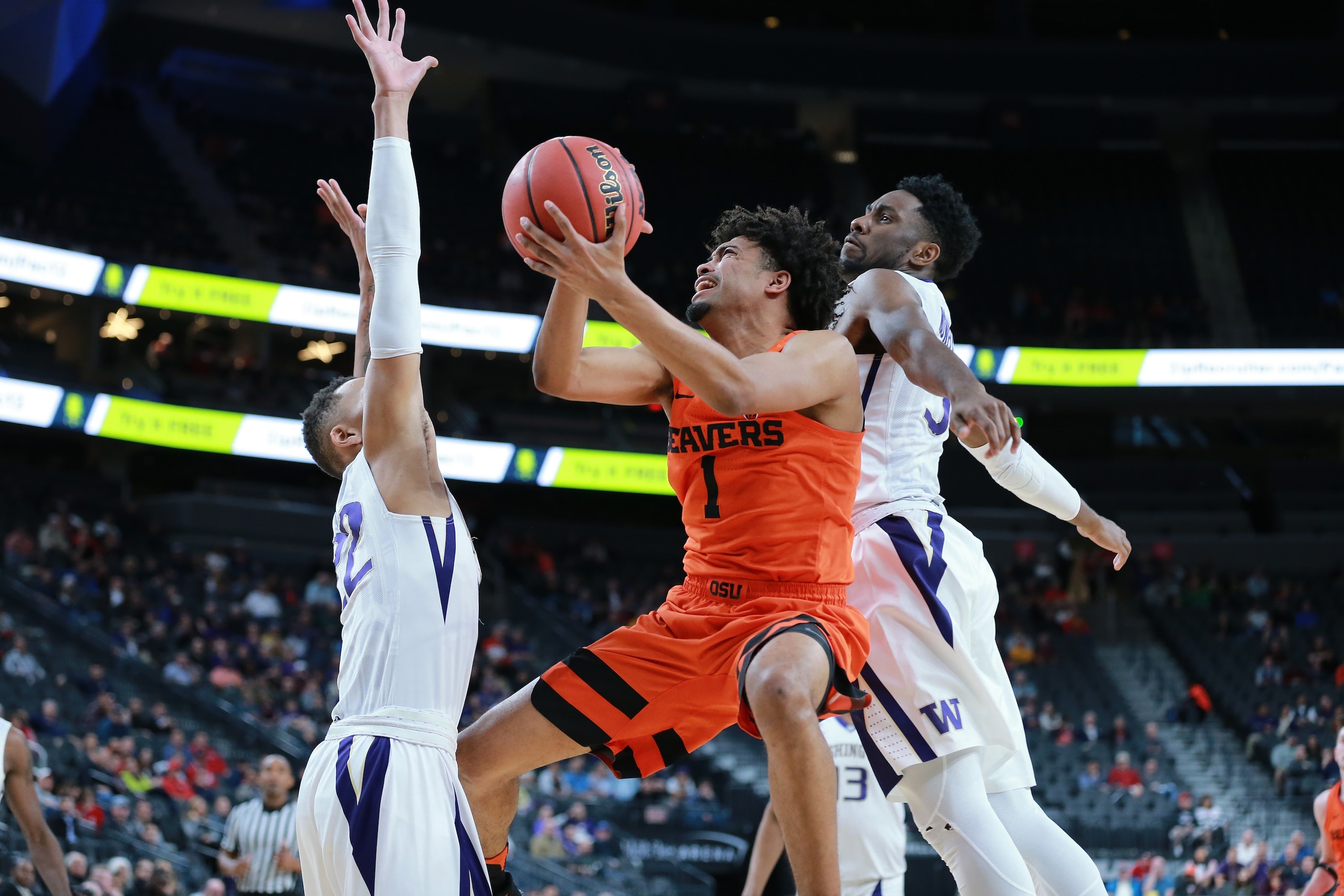 LAS VEGAS, NV - MARCH 07: Stephen Thompson Jr. #1 of the Oregon State Beavers handles the ball against Dominic Green #22 and Noah Dickerson #15 of the Washington Huskies during a first-round game of the Pac-12 basketball tournament at T-Mobile Arena on Ma LAS VEGAS, NV - MARCH 07: Stephen Thompson Jr. #1 of the Oregon State Beavers handles the ball against Dominic Green #22 and Noah Dickerson #15 of the Washington Huskies during a first-round game of the Pac-12 basketball tournament at T-Mobile Arena on Ma