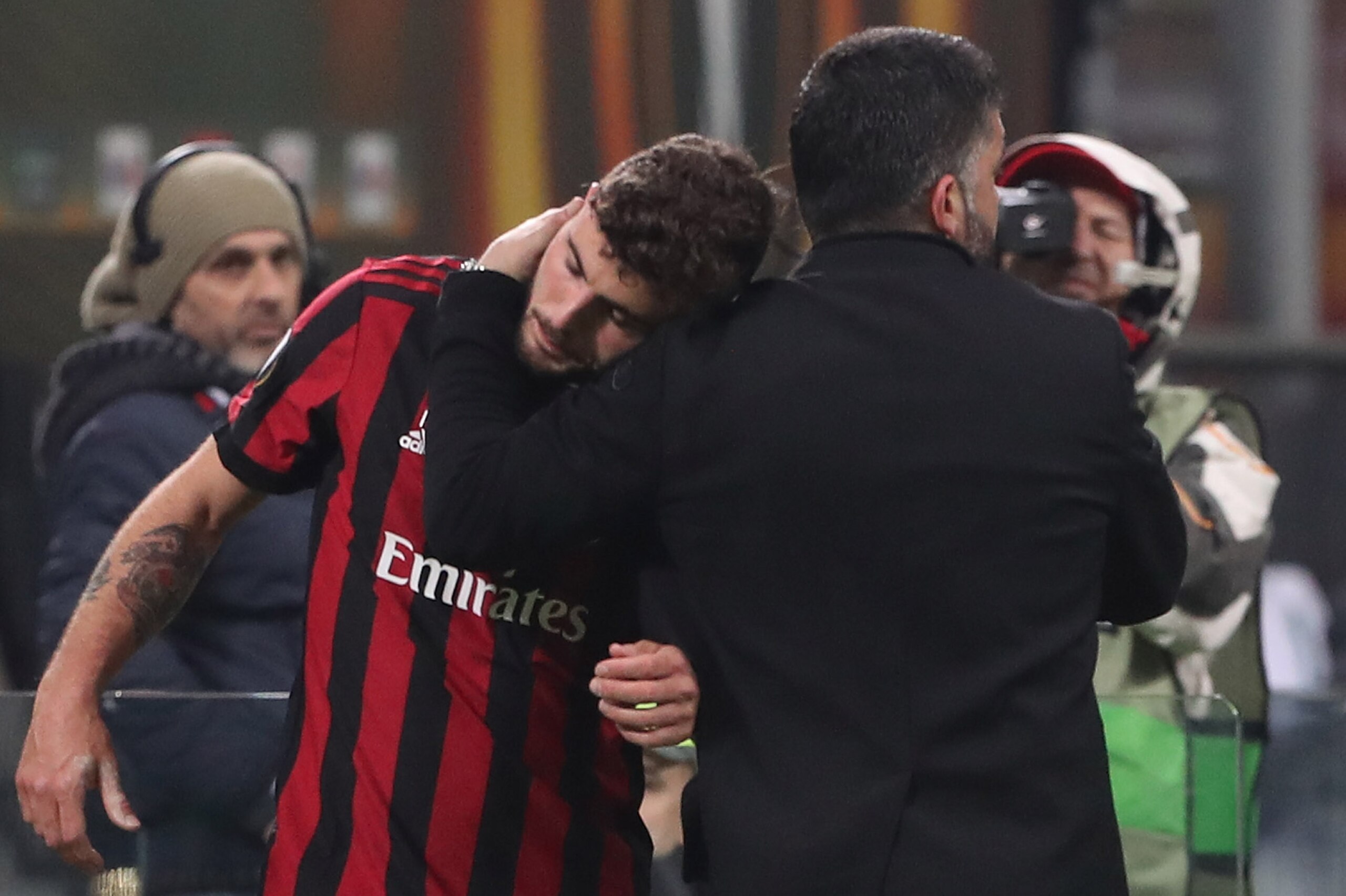 MILAN, ITALY - FEBRUARY 22:  AC Milan coach Gennaro Gattuso embraces Patrick Cutrone during UEFA Europa League Round of 32 match between AC Milan and Ludogorets Razgrad at the San Siro on February 22, 2018 in Milan, Italy.  (Photo by Marco Luzzani/Getty I