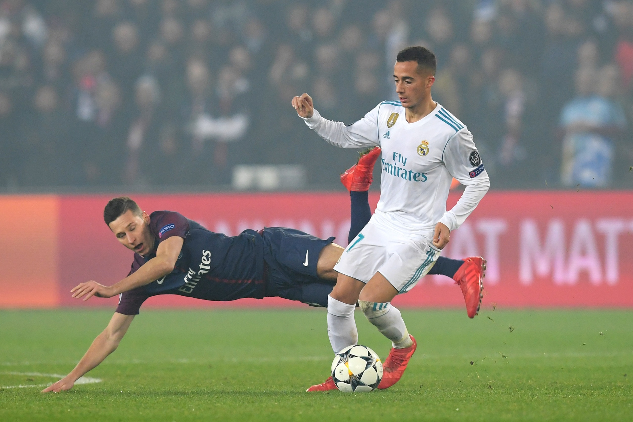 PARIS, FRANCE - MARCH 06:  Lucas Vazquez of Real Madrid fends off Julian Draxler of PSG during the UEFA Champions League Round of 16 Second Leg match between Paris Saint-Germain and Real Madrid at Parc des Princes on March 6, 2018 in Paris, France.  (Phot