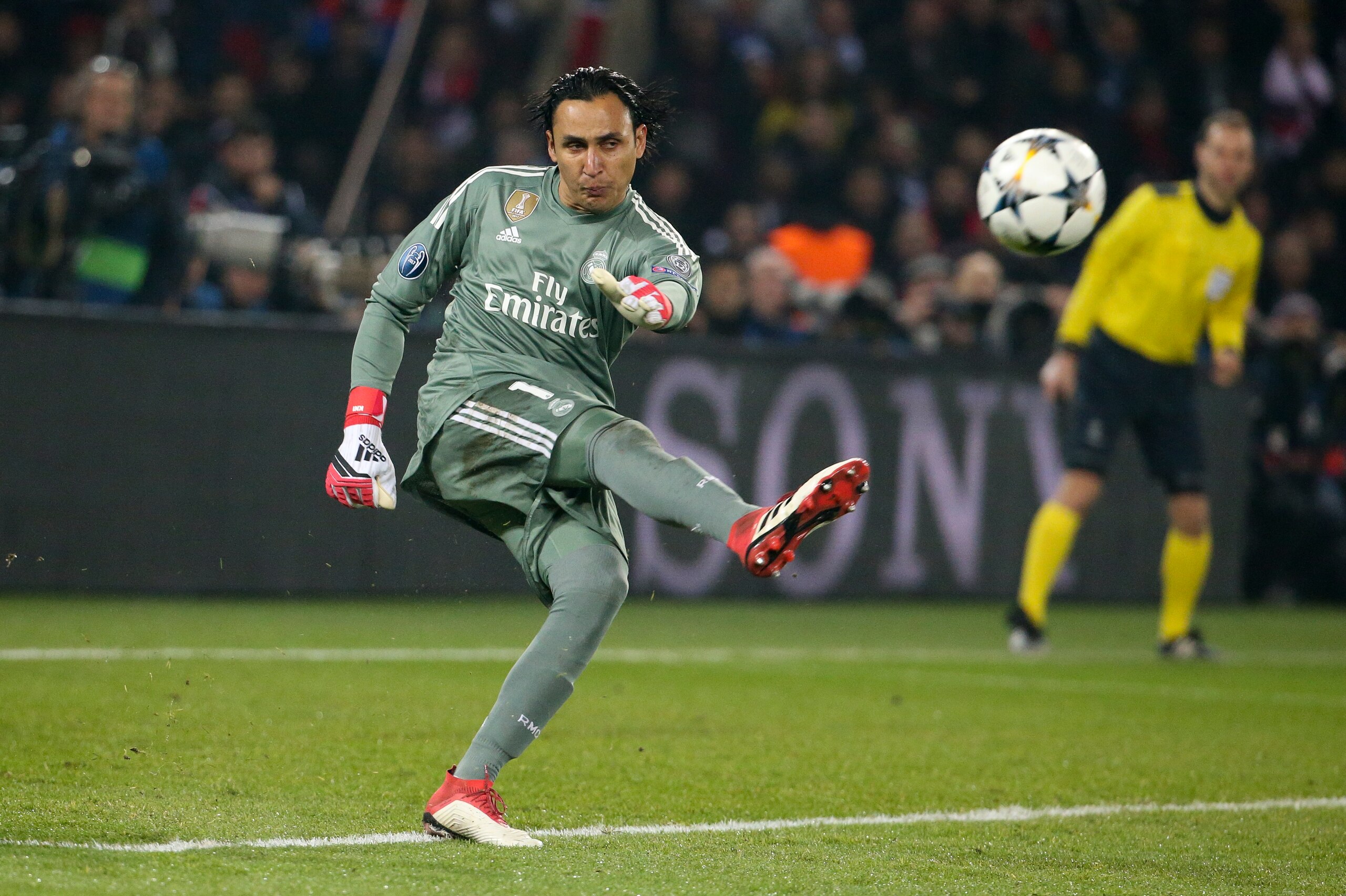 PARIS, FRANCE - MARCH 6: Goalkeeper of Real Madrid Keylor Navas during the UEFA Champions League Round of 16 Second Leg match between Paris Saint-Germain (PSG) and Real Madrid at Parc des Princes stadium on March 6, 2018 in Paris, France. (Photo by Jean C