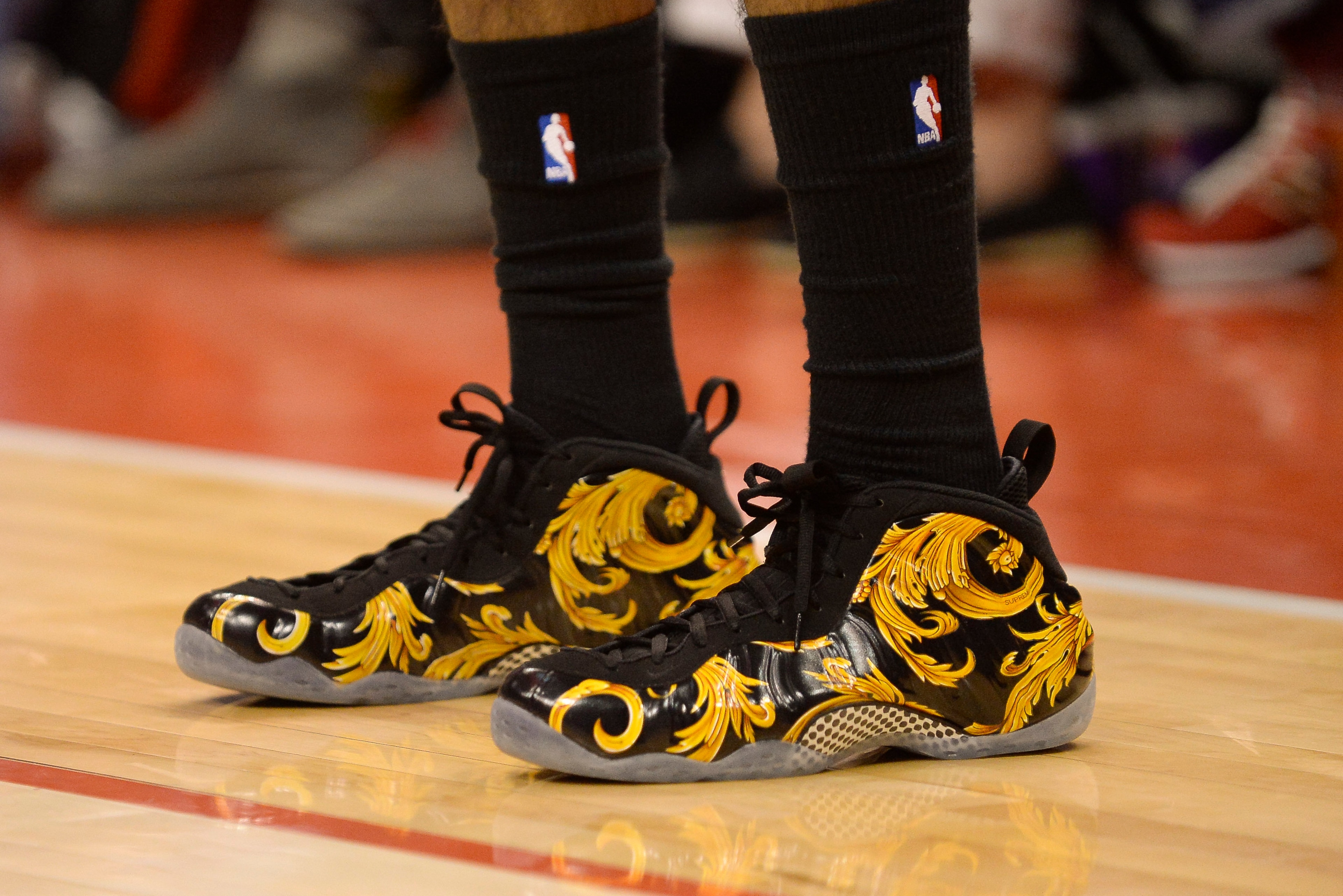 Lakers' Nick Young wearing the Nike x Supreme Foamposite 1. Lakers' Nick Young wearing the Nike x Supreme Foamposite 1.