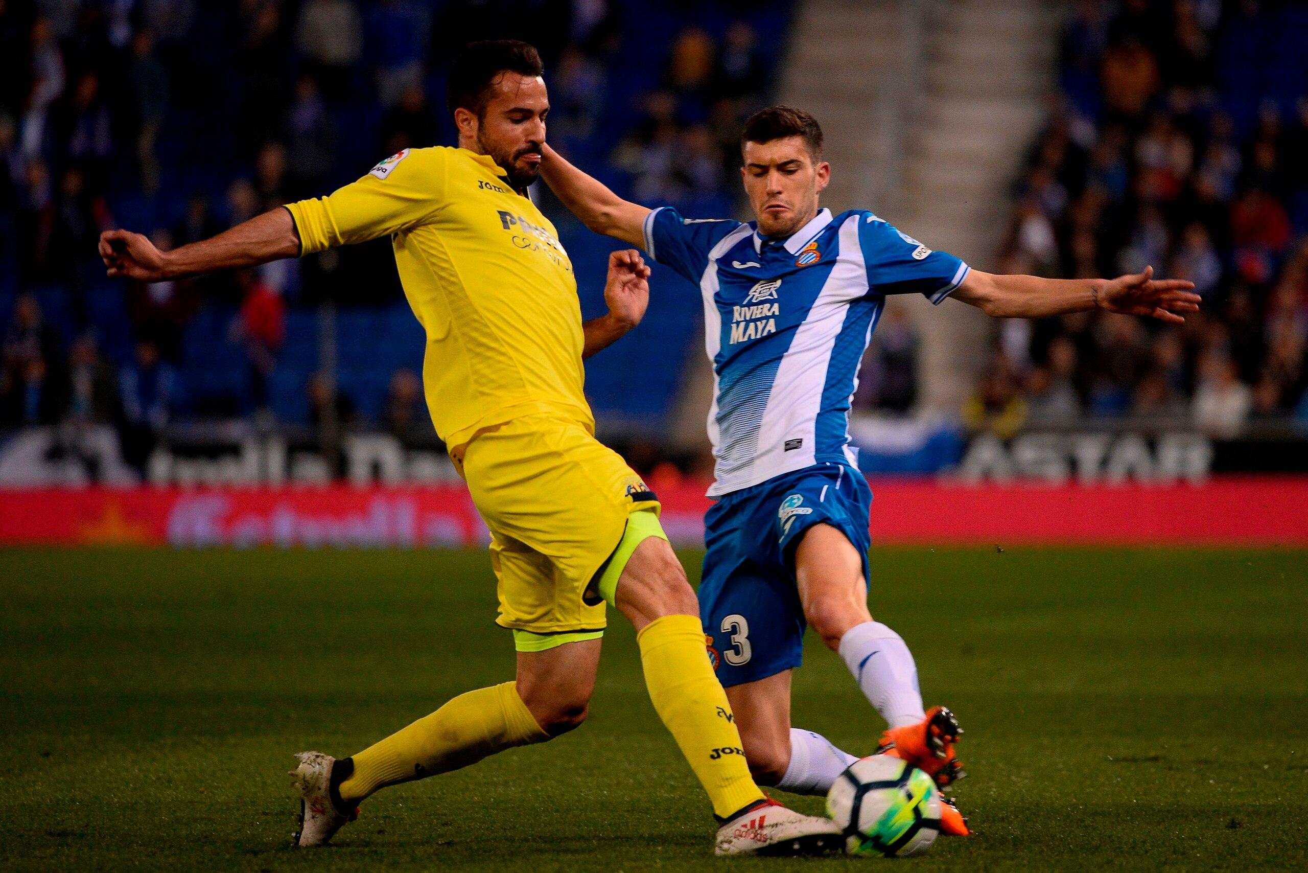 Villarreal's defender Mario Gaspar (L) vies with Espanyol's defender Aaron Martin during the Spanish league football match RCD Espanyol vs Villarreal CF at the Cornella-El Prat stadium in Cornella on February 18, 2018 . / AFP PHOTO / Josep LAGO        (Ph