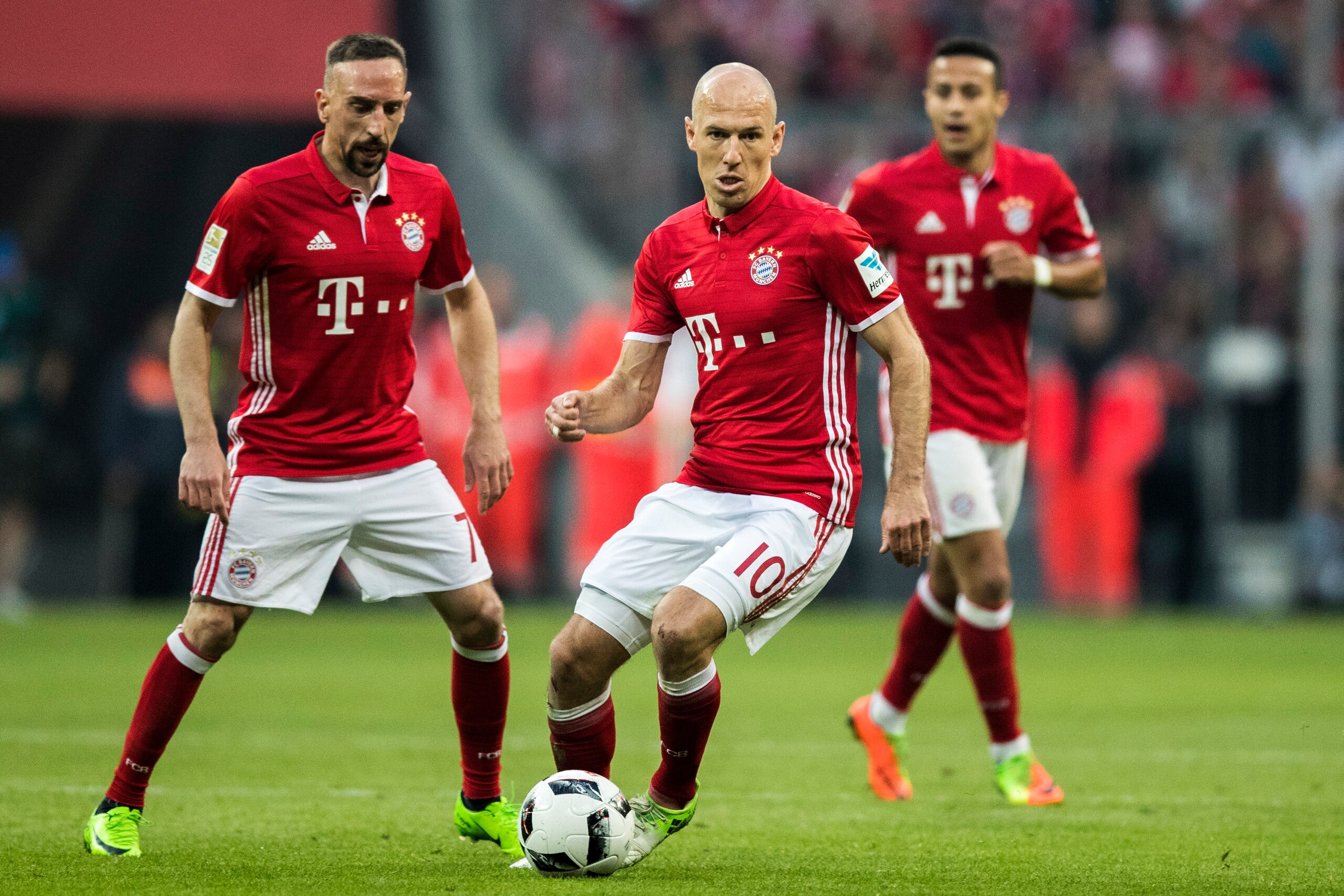 MUNICH, GERMANY - APRIL 08:  Arjen Robben of FC Bayern Muenchen runs with the ball during the Bundesliga match between Bayern Muenchen and Borussia Dortmund at Allianz Arena on April 8, 2017 in Munich, Germany.  (Photo by Boris Streubel/Getty Images)