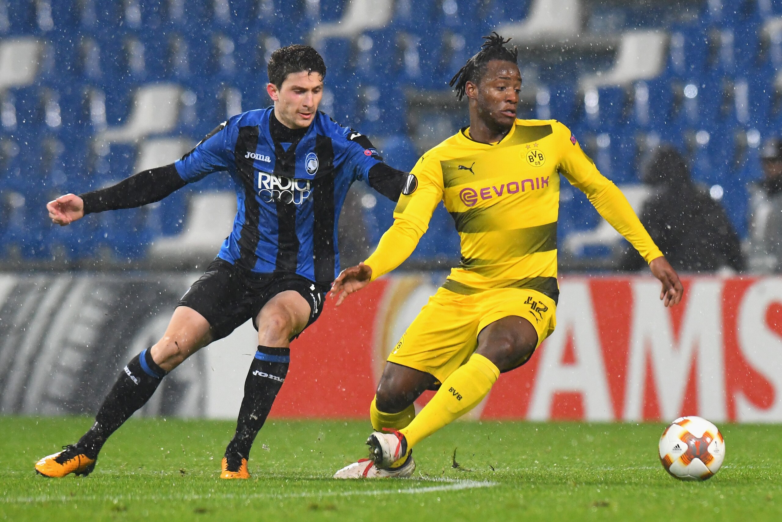 REGGIO NELL'EMILIA, ITALY - FEBRUARY 22:  Michy Batshuayi of Borussia Dortmund competes for the ball whit Mattia Caldara of Atalanta during UEFA Europa League Round of 32 match between Atalanta and Borussia Dortmund at the Mapei Stadium - Citta' del Trico