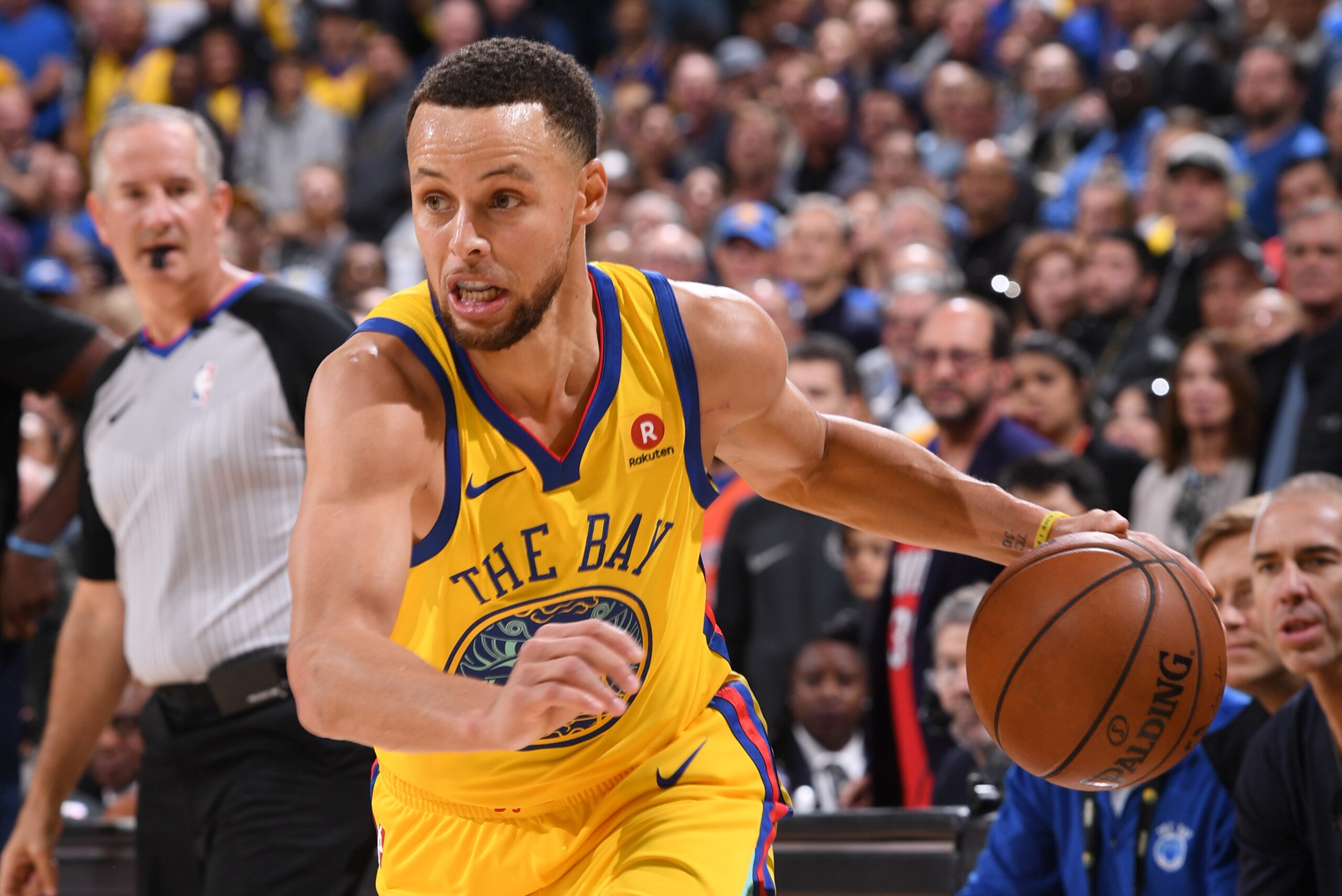 OAKLAND, CA - FEBRUARY 24: Stephen Curry #30 of the Golden State Warriors drives to the basket during the game against the Oklahoma City Thunder on February 24, 2018 at ORACLE Arena in Oakland, California. NOTE TO USER: User expressly acknowledges and agr OAKLAND, CA - FEBRUARY 24: Stephen Curry #30 of the Golden State Warriors drives to the basket during the game against the Oklahoma City Thunder on February 24, 2018 at ORACLE Arena in Oakland, California. NOTE TO USER: User expressly acknowledges and agr