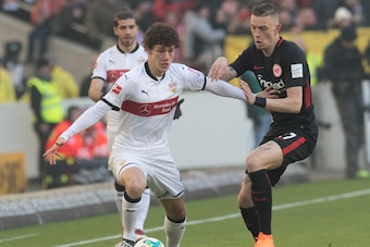 Stuttgart's French defender Benjamin Pavard (L) and Frankfurt's German midfielder Marius Wolf vie for the ball during the German first division Bundesliga football match VfB Stuttgart vs Eintracht Frankfurt on February 24, 2018 in Stuttgart, Germany. / AF
