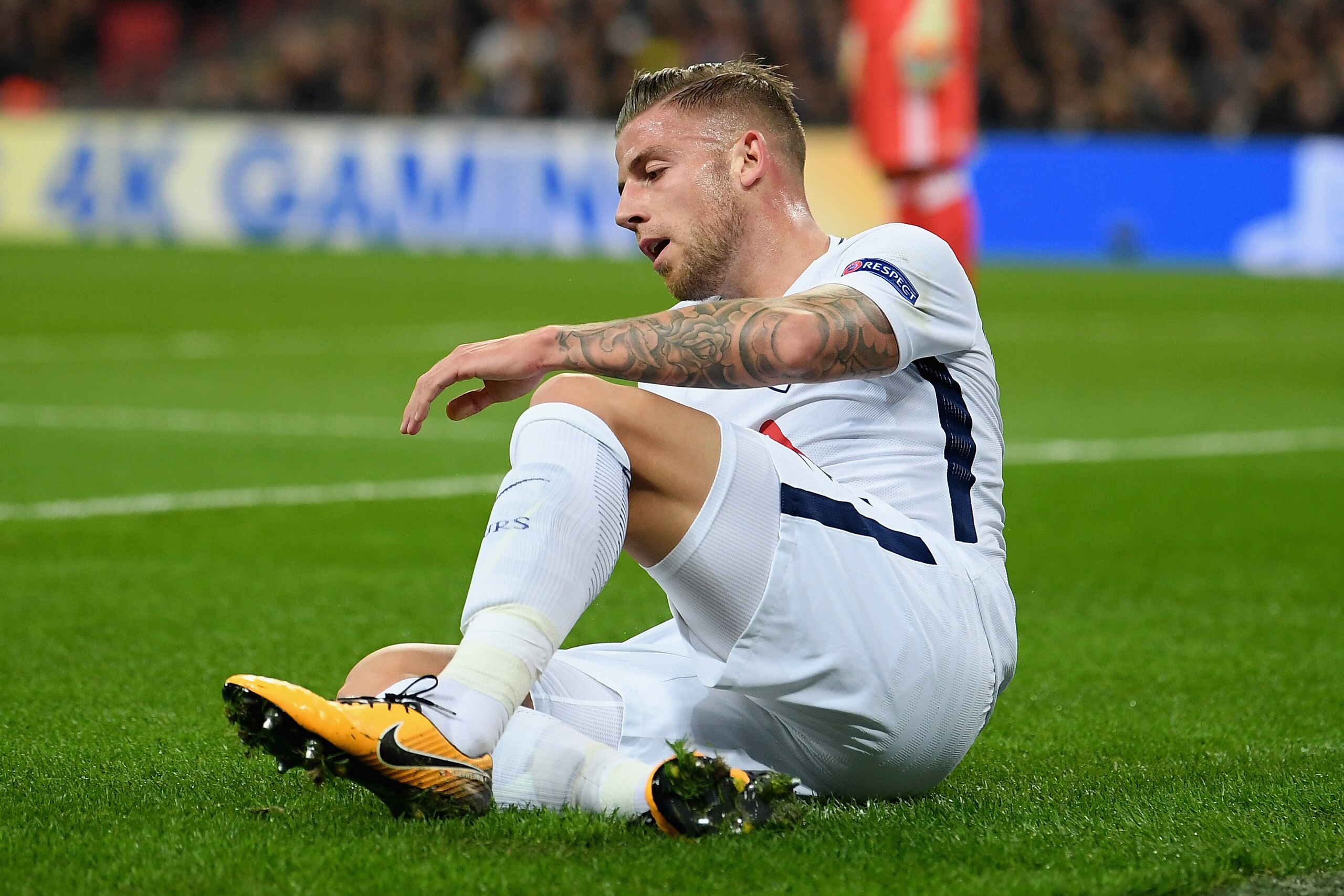 LONDON, ENGLAND - NOVEMBER 01:  Toby Alderweireld of Tottenham Hotspur is injured during the UEFA Champions League group H match between Tottenham Hotspur and Real Madrid at Wembley Stadium on November 1, 2017 in London, United Kingdom.  (Photo by Laurenc
