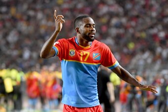 RD Congo's striker Cedric Bakambu jubilates after scoring against Tunisia during the World Cup 2018 qualifying football match between Tunisia and Congo on September 1, 2017 at the Rades Olympic Stadium in Tunis. / AFP PHOTO / FETHI BELAID        (Photo cr