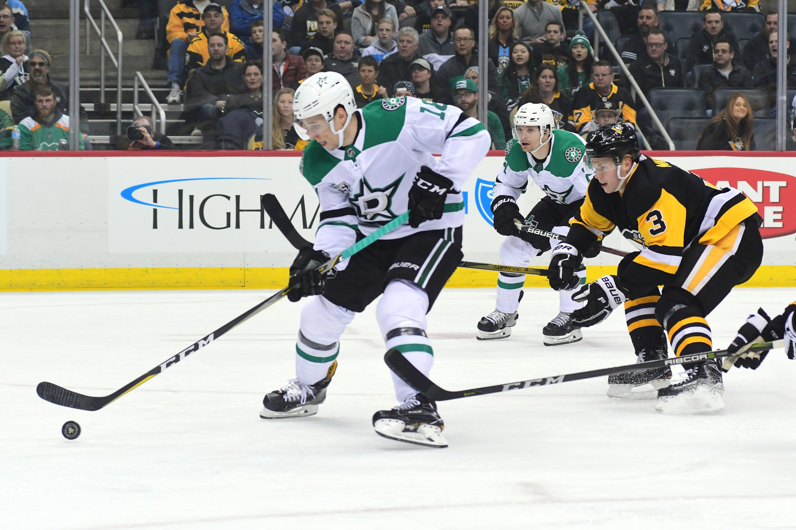PITTSBURGH, PA - MARCH 11: Tyler Pittlick #18 of the Dallas Stars skates with the puck against Olli Maatta #3 of the Pittsburgh Penguins at PPG PAINTS Arena on March 11, 2018 in Pittsburgh, Pennsylvania. (Photo by Matt Kincaid/Getty Images) PITTSBURGH, PA - MARCH 11: Tyler Pittlick #18 of the Dallas Stars skates with the puck against Olli Maatta #3 of the Pittsburgh Penguins at PPG PAINTS Arena on March 11, 2018 in Pittsburgh, Pennsylvania. (Photo by Matt Kincaid/Getty Images)