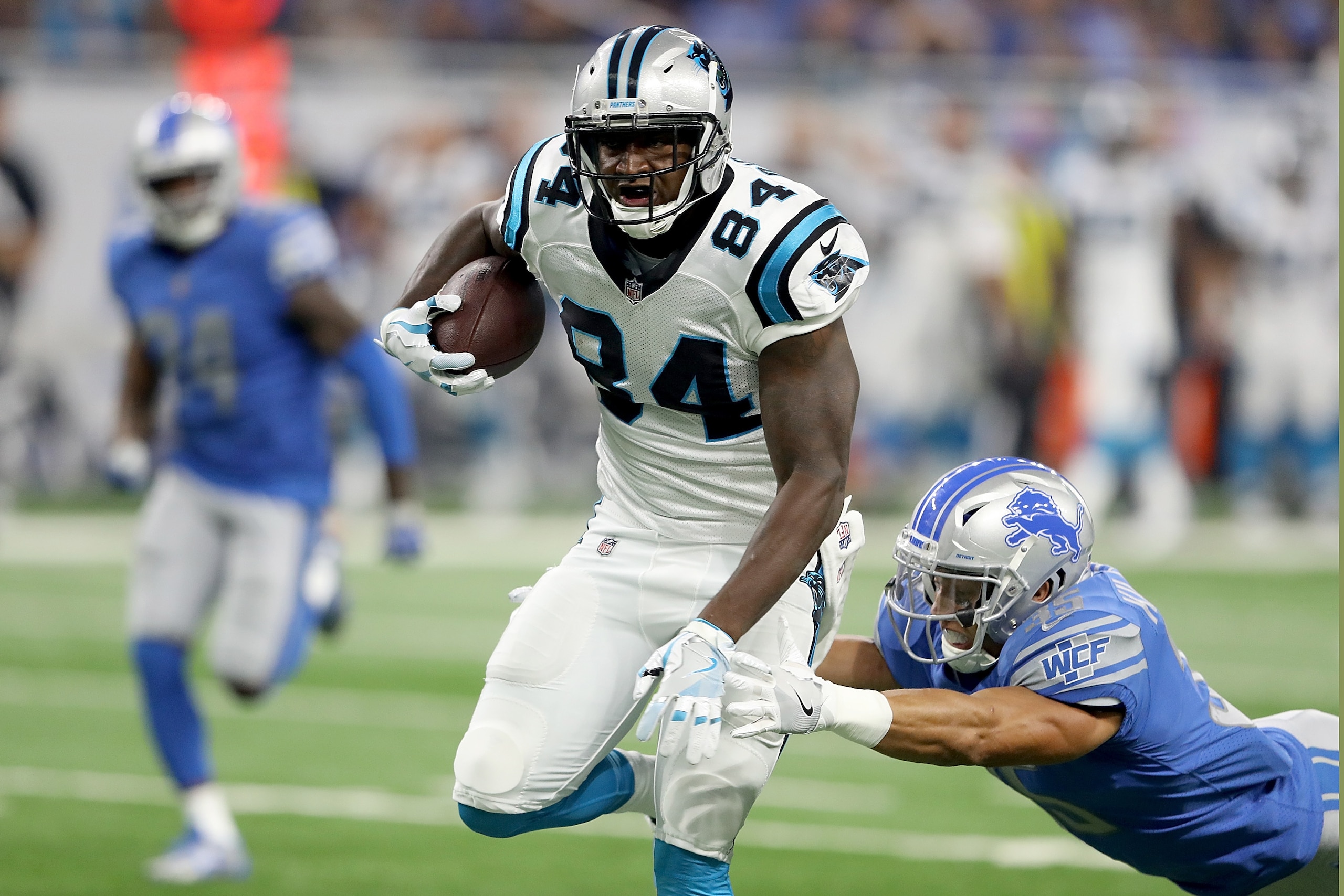 DETROIT, MI - OCTOBER 08: Ed Dickson #84 of the Carolina Panthers fights off Miles Killebrew #35 of the Detroit Lions during the first half at Ford Field on October 8, 2017 in Detroit, Michigan. (Photo by Leon Halip/Getty Images)