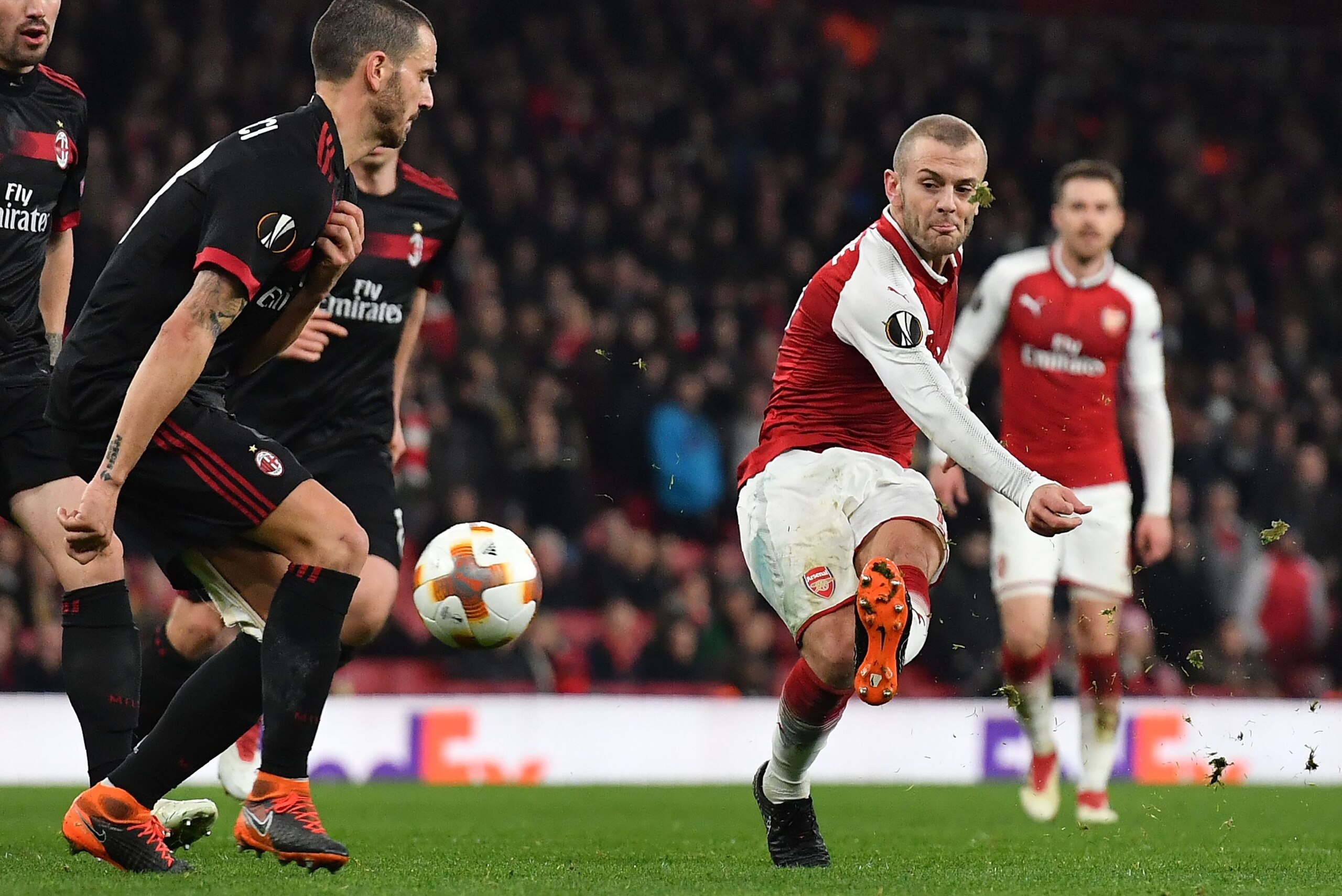 Arsenal's English midfielder Jack Wilshere (R) takes a shot during the UEFA Europa League round of 16 second-leg football match between Arsenal and AC Milan at the Emirates Stadium in London on March 15, 2018. / AFP PHOTO / Ben STANSALL (Photo cr Arsenal's English midfielder Jack Wilshere (R) takes a shot during the UEFA Europa League round of 16 second-leg football match between Arsenal and AC Milan at the Emirates Stadium in London on March 15, 2018. / AFP PHOTO / Ben STANSALL (Photo cr