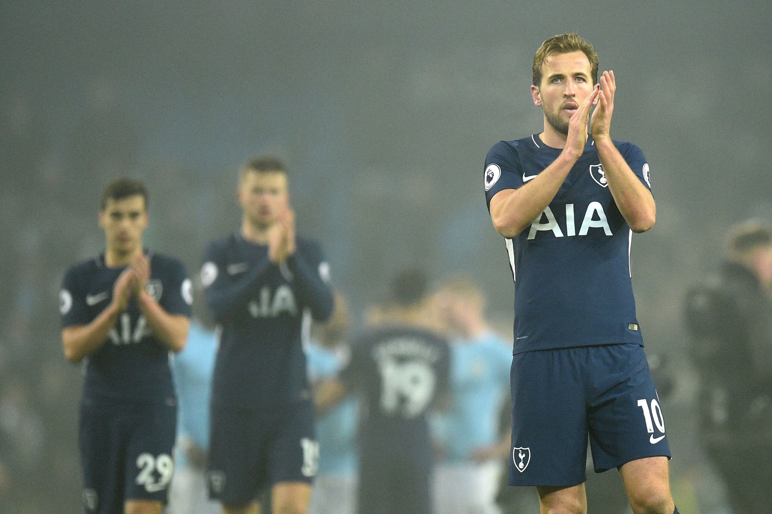 Tottenham Hotspur's English striker Harry Kane applauds fans after losing the English Premier League football match between Manchester City and Tottenham Hotspur at the Etihad Stadium in Manchester, north west England, on December 16, 2017. / AFP PHOTO / 