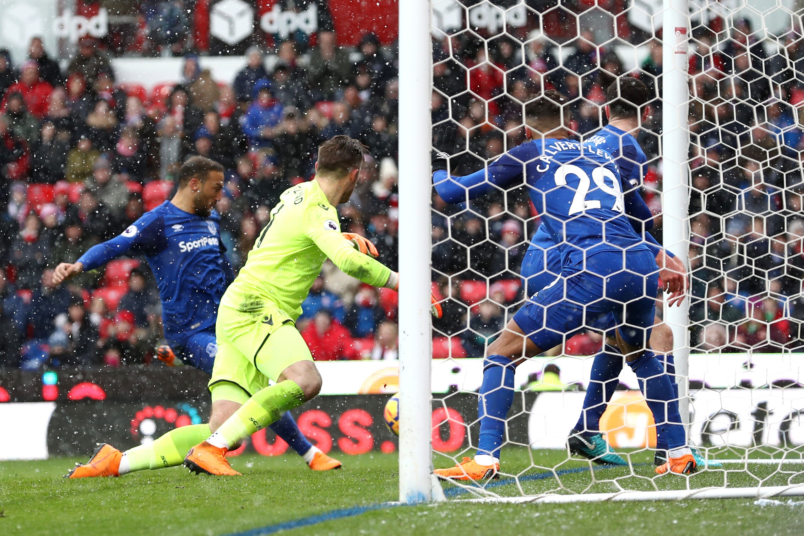STOKE ON TRENT, ENGLAND - MARCH 17:  Cenk Tosun of Everton scores his side's first goal during the Premier League match between Stoke City and Everton at Bet365 Stadium on March 17, 2018 in Stoke on Trent, England.  (Photo by Matthew Lewis/Getty Images)