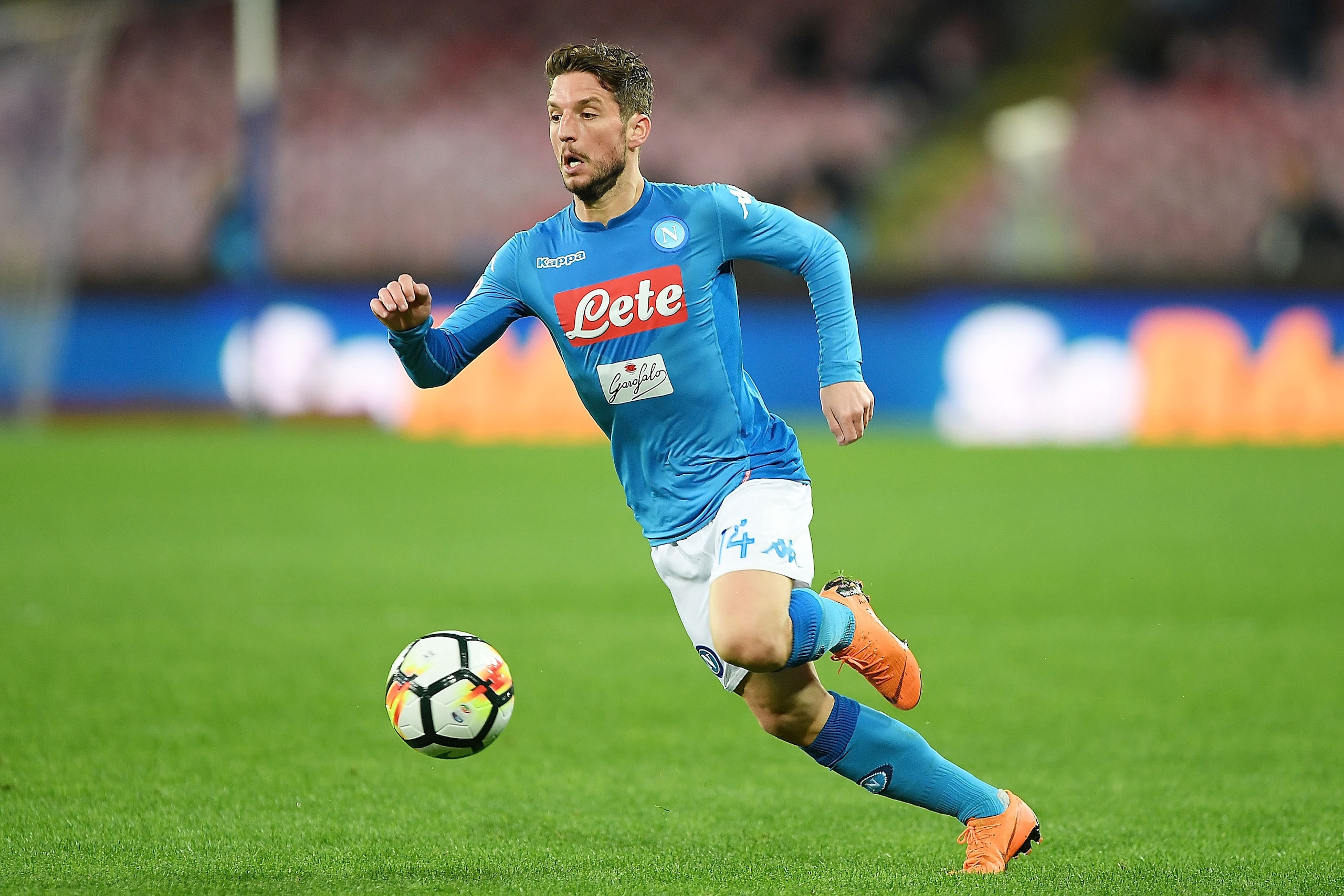 NAPLES, ITALY - MARCH 18: Dries Mertens of SSC Napoli drives the ball during the serie A match between SSC Napoli v Genoa CFC at Stadio San Paolo on March 18, 2018 in Naples, Italy.  (Photo by Francesco Pecoraro/Getty Images)