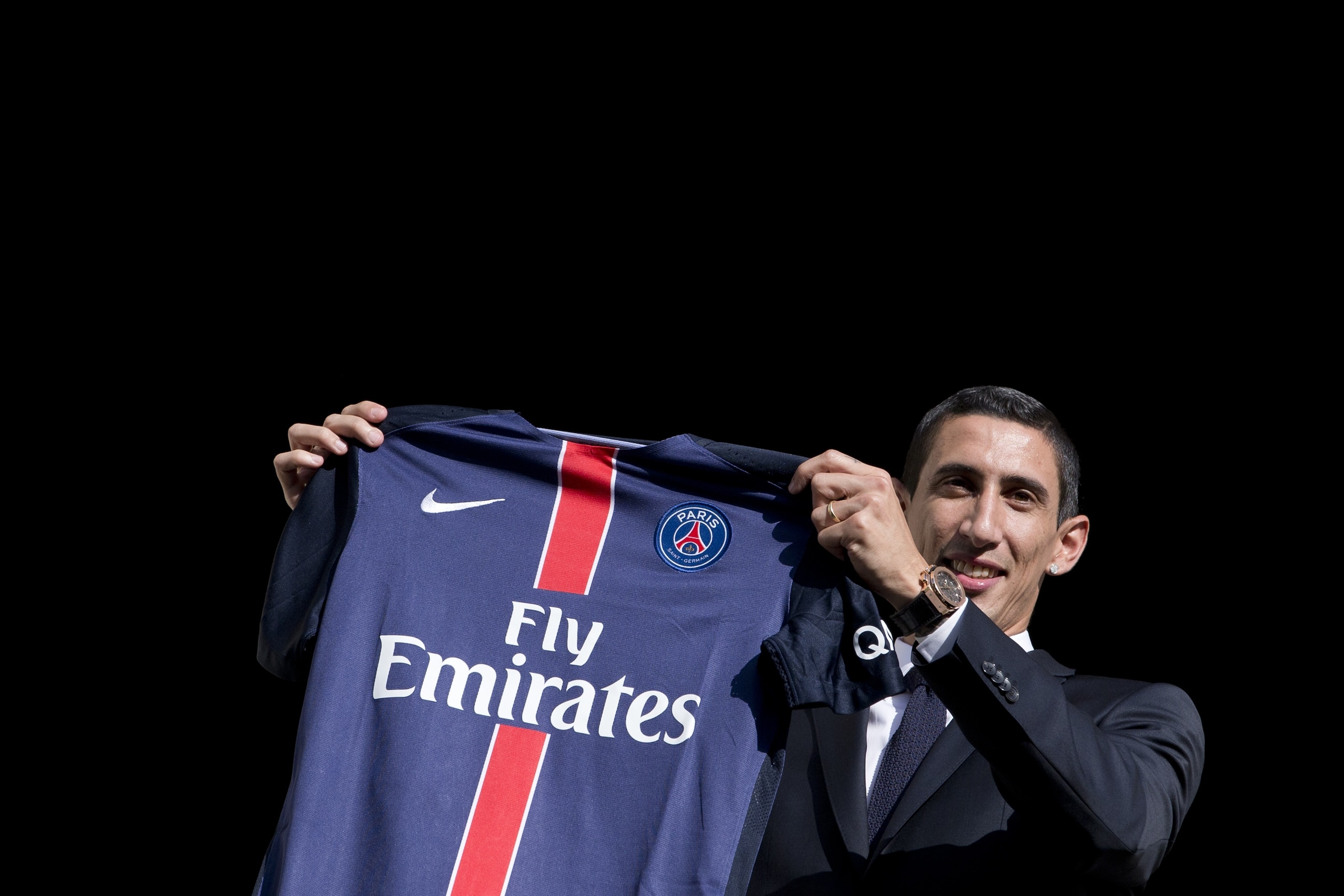 ALTERNATIVE CROP
Paris Saint-Germain's (PSG) new Argentinian midfielder Angel Di Maria poses with his PSG jersey on a balcony during his official presentation in Paris on August 6, 2015. Paris Saint-Germain completed the signing of Di Maria from Mancheste