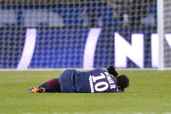 PARIS, FRANCE - FEBRUARY 25:  Neymar Jr of Paris Saint-Germain twisted his anckle during the Ligue 1 match between Paris Saint Germain and Olympique Marseille February 25, 2018 in Paris, France.  (Photo by Aurelien Meunier/Getty Images)
