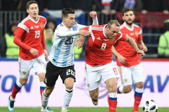 MOSCOW, RUSSIA - NOVEMBER 11: Denis Glushakov of Russia competes for the ball with Giovani Lo Celso of Argentina during an international friendly match between Russia and Argentina at Luzhniki Stadium on November 11, 2017 in Moscow, Russia. (Photo by Epsi