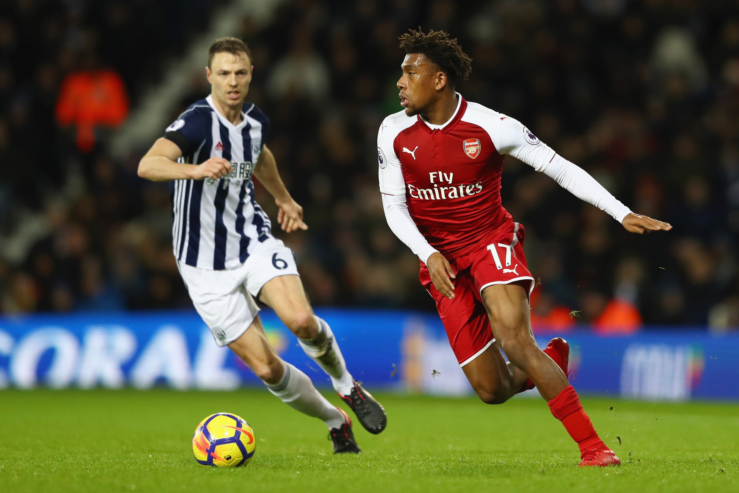 WEST BROMWICH, ENGLAND - DECEMBER 31:  Alex Iwobi of Arsenal is watched by Jonny Evans of West Bromwich Albion during the Premier League match between West Bromwich Albion and Arsenal at The Hawthorns on December 31, 2017 in West Bromwich, England.  (Phot