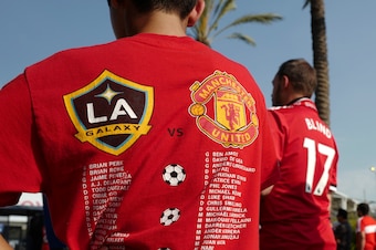 CARSON, CA - JULY 15: A fan wears a commemorative T-shirt prior to the friendly fixture between LA Galaxy and Manchester United at StubHub Center on July 15, 2017 in Carson, California. (Photo by Matthew Ashton - AMA/Getty Images)