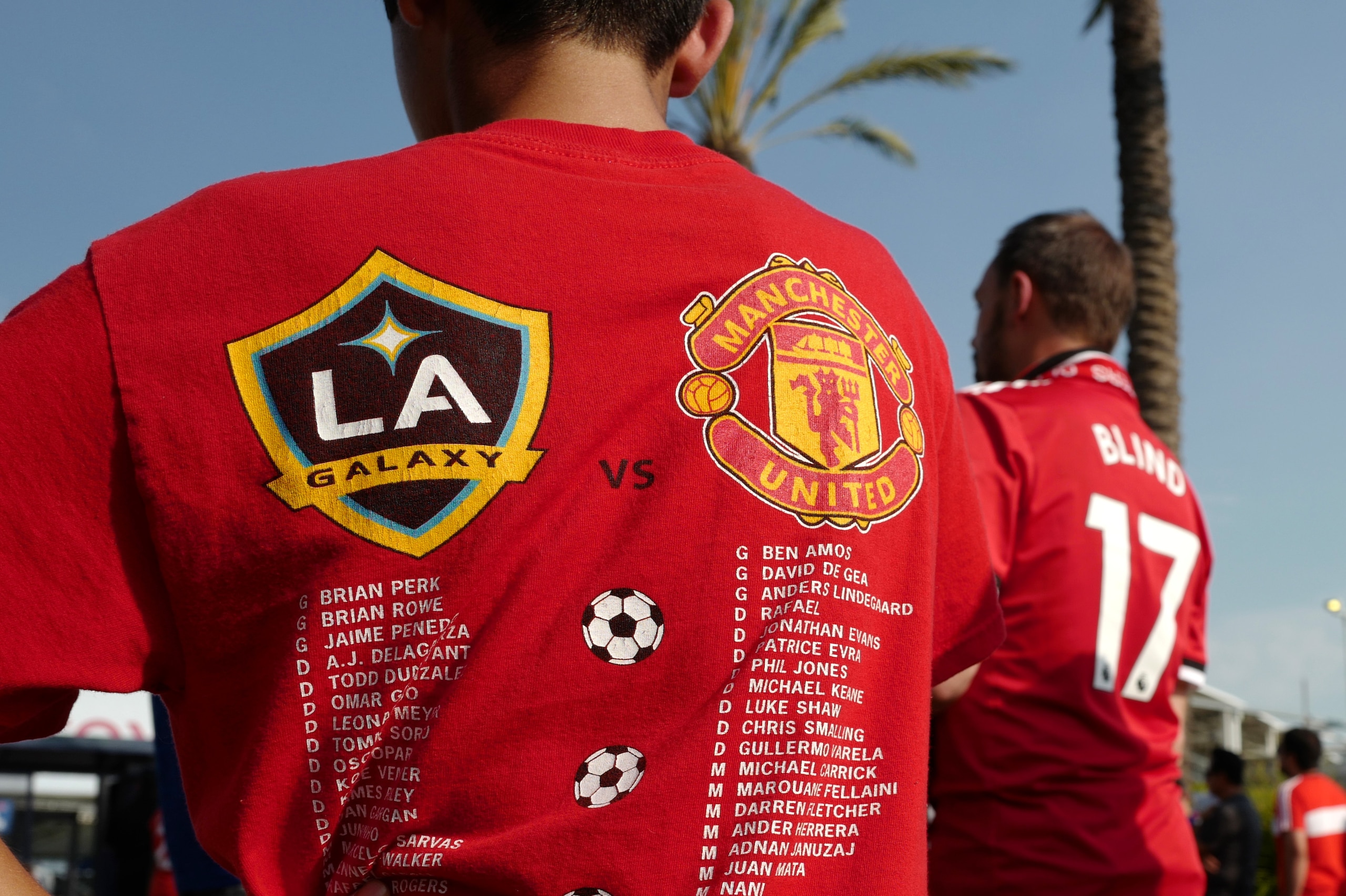 CARSON, CA - JULY 15: A fan wears a commemorative T-shirt prior to the friendly fixture between LA Galaxy and Manchester United at StubHub Center on July 15, 2017 in Carson, California. (Photo by Matthew Ashton - AMA/Getty Images)