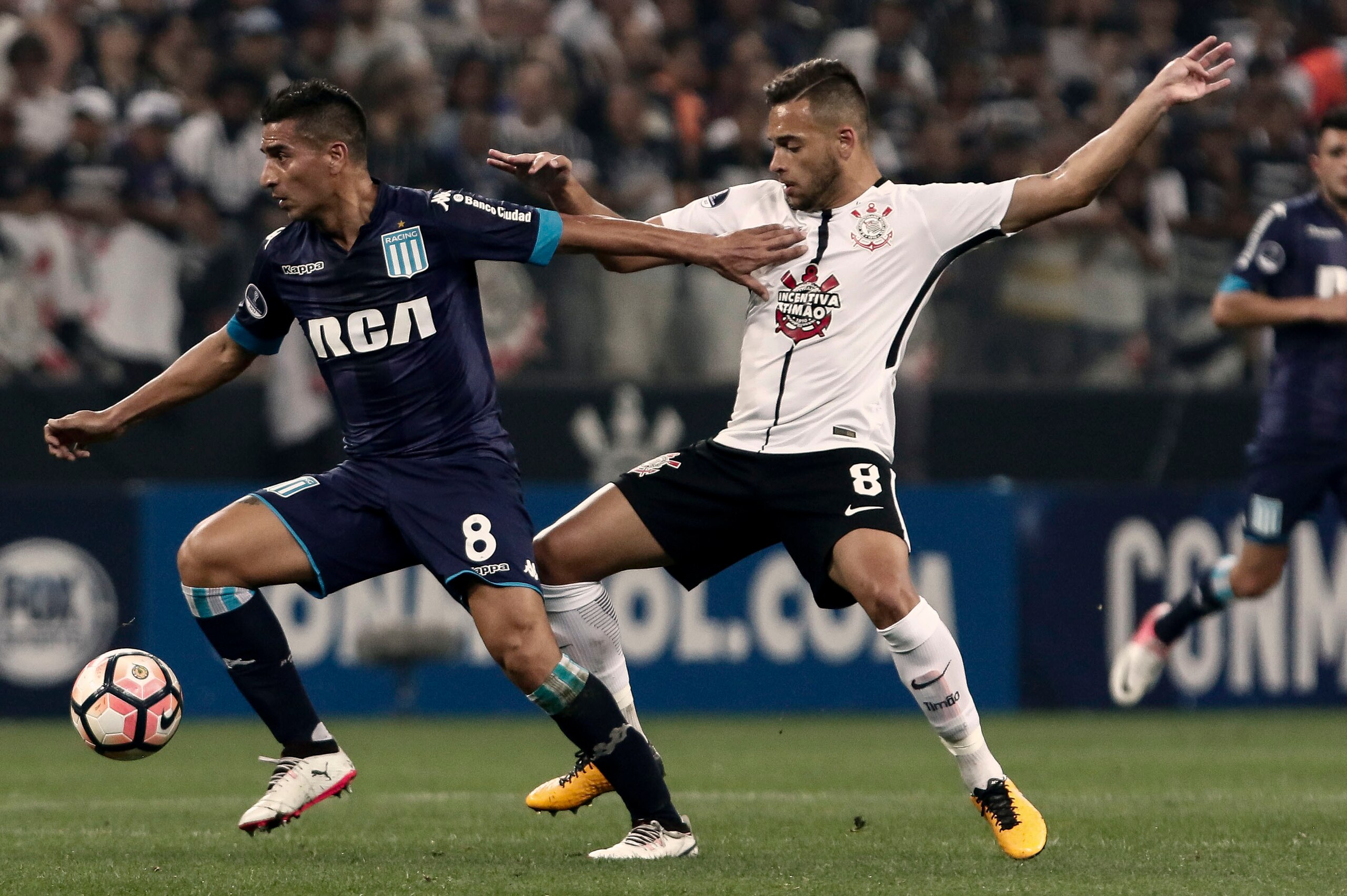 Maycon (R) of Brazil's Corinthians vies for the ball with Diego Gonzalez of Argentina's Racing Club during their 2017 Sudamericana Cup football match held at the Arena Corinthians Stadium in Sao Paulo, Brazil, on September 13, 2017. / AFP PHOTO / Miguel S