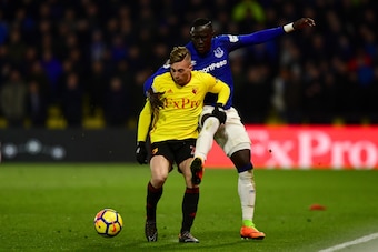 WATFORD, ENGLAND - FEBRUARY 24:  Oumar Niasse of Everton and Gerard Deulofeu of Watford battle for the ball during the Premier League match between Watford and Everton at Vicarage Road on February 24, 2018 in Watford, England.  (Photo by Alex Broadway/Get