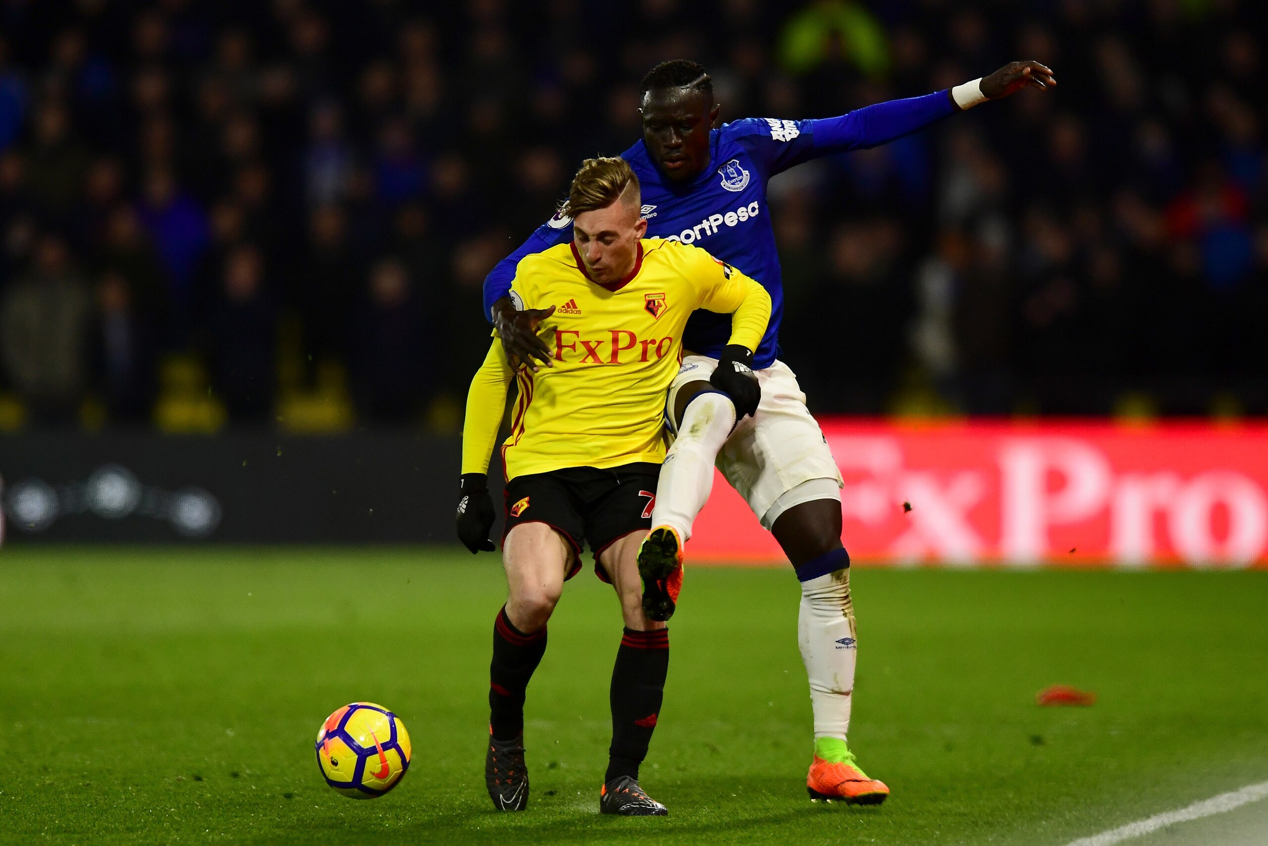 WATFORD, ENGLAND - FEBRUARY 24:  Oumar Niasse of Everton and Gerard Deulofeu of Watford battle for the ball during the Premier League match between Watford and Everton at Vicarage Road on February 24, 2018 in Watford, England.  (Photo by Alex Broadway/Get