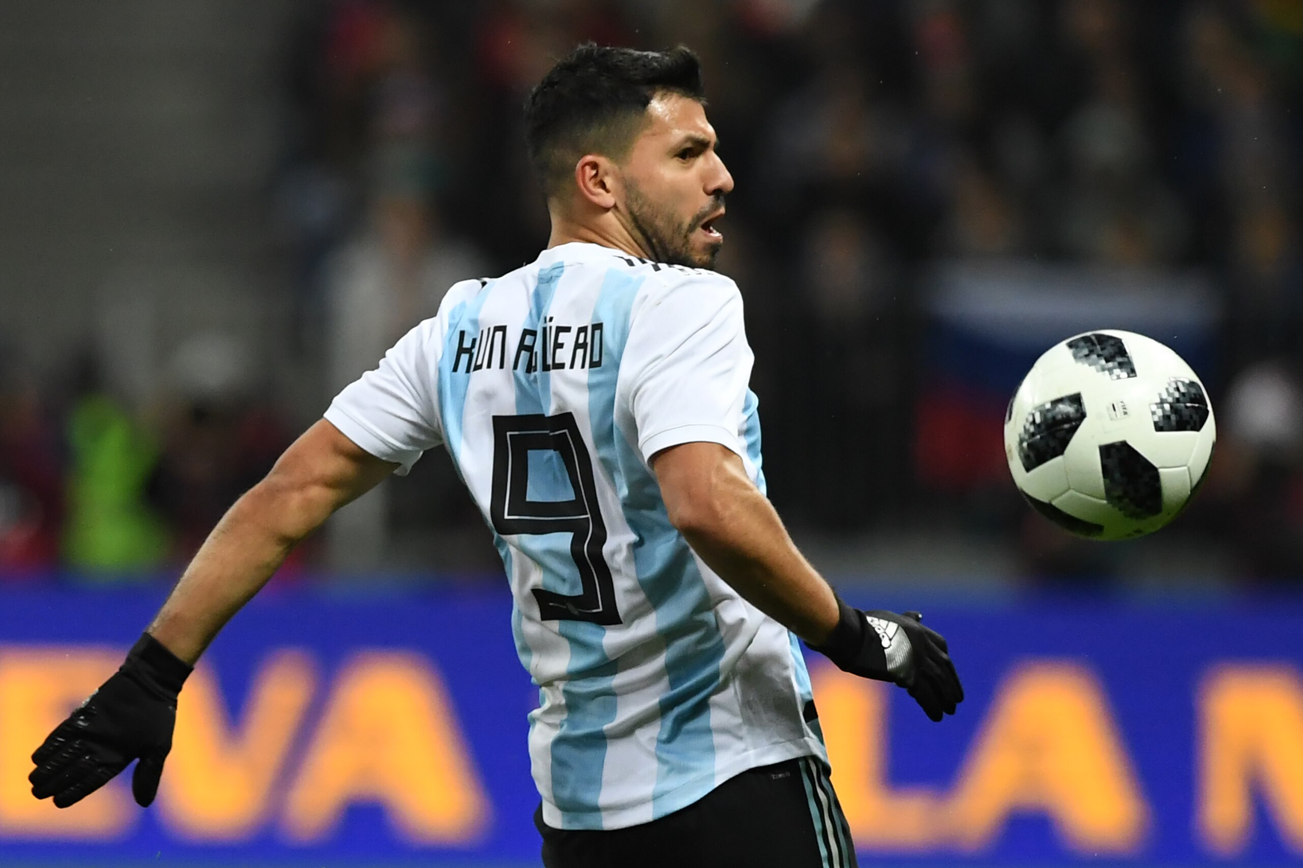 Argentina's Sergio Aguero in action during an international friendly football match between Russia and Argentina at the Luzhniki stadium in Moscow on November 11, 2017. / AFP PHOTO / Kirill KUDRYAVTSEV        (Photo credit should read KIRILL KUDRYAVTSEV/A