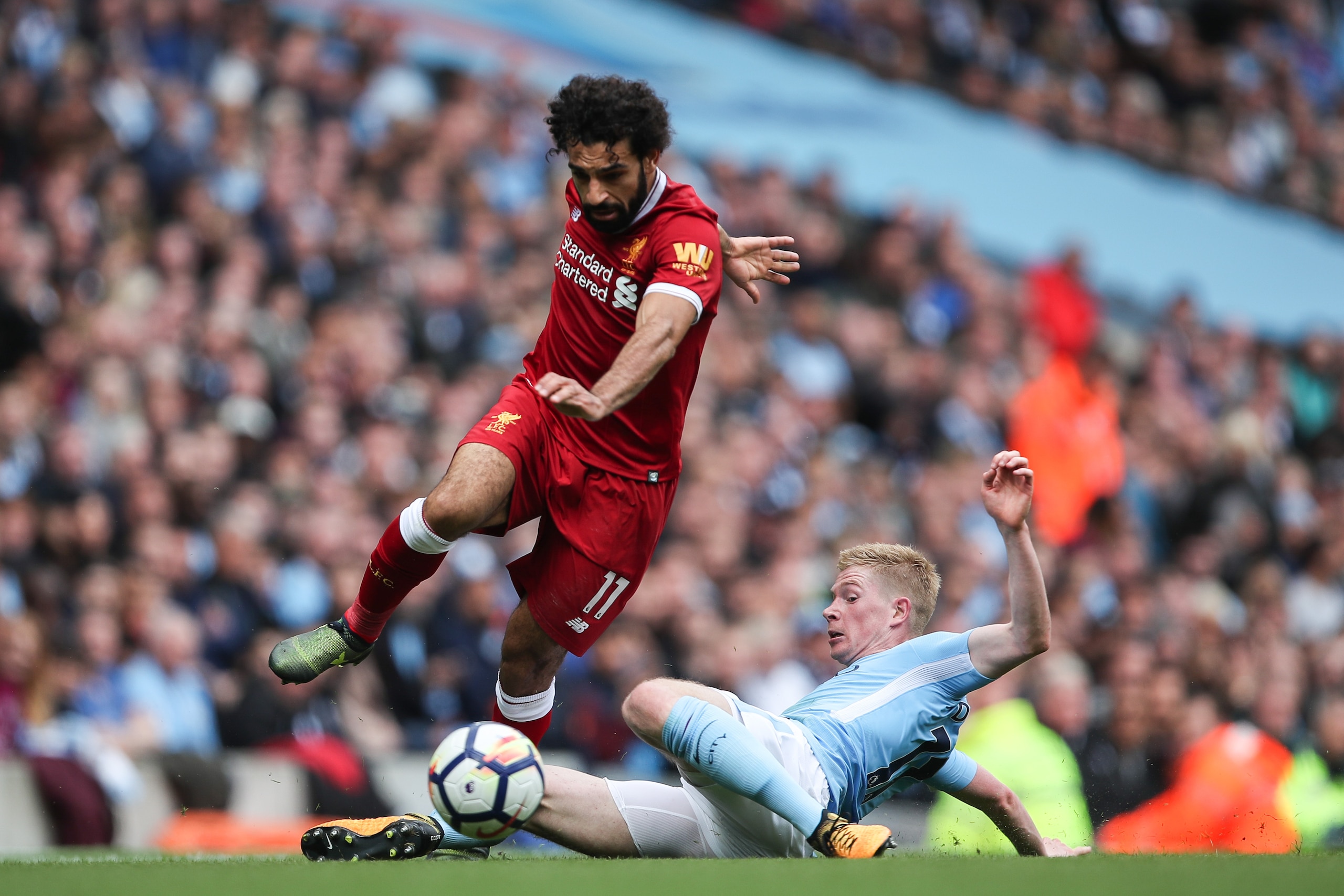 MANCHESTER, ENGLAND - SEPTEMBER 09: Mohamed Salah of Liverpool and Kevin De Bruyne of Manchester City during the Premier League match between Manchester City and Liverpool at Etihad Stadium on September 9, 2017 in Manchester, England. (Photo by Robbie Jay