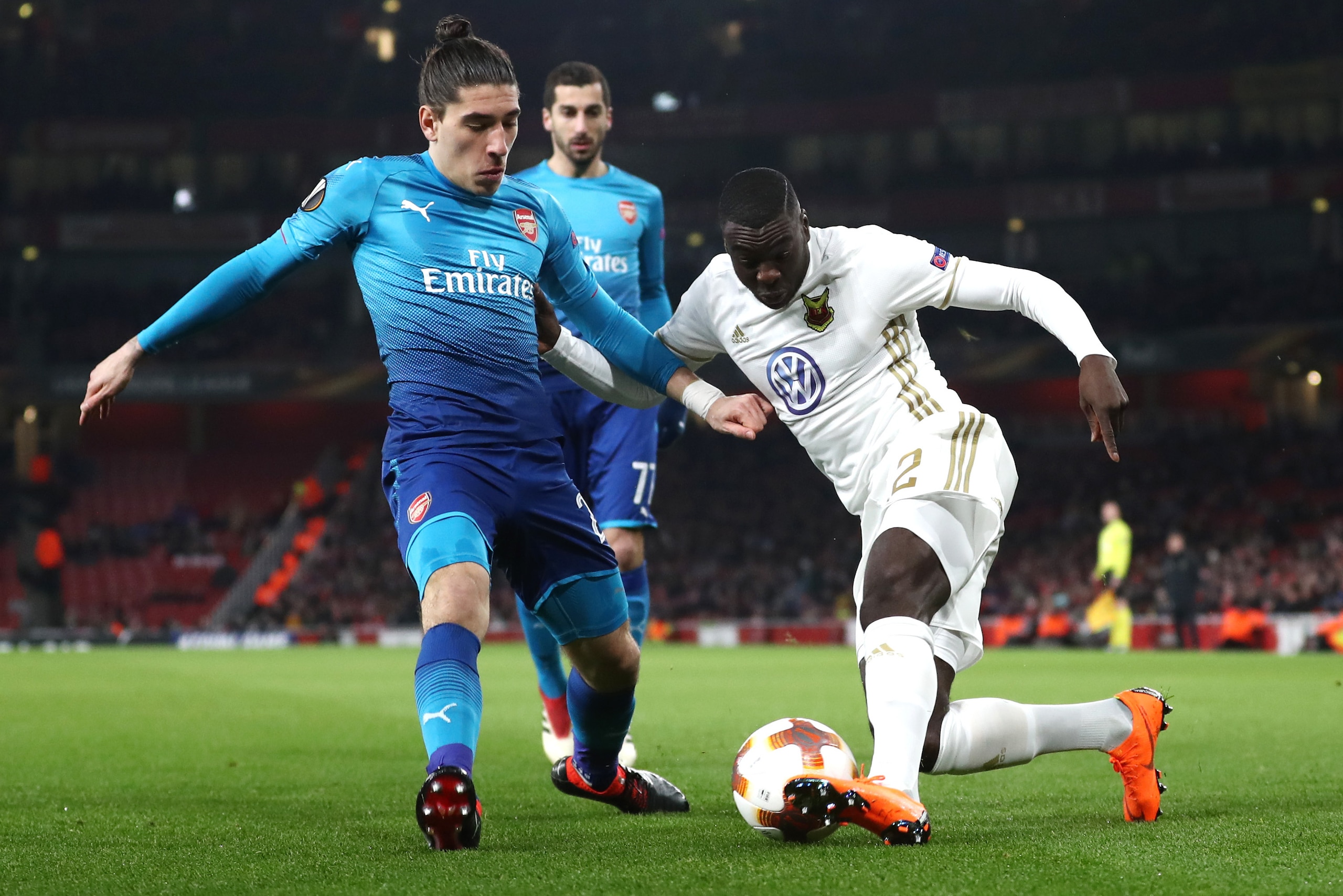 LONDON, ENGLAND - FEBRUARY 22:  Hector Bellerin of Arsenal and Tom Pettersson of Ostersunds FK in action during UEFA Europa League Round of 32 match between Arsenal and Ostersunds FK at the Emirates Stadium on February 22, 2018 in London, United Kingdom. 
