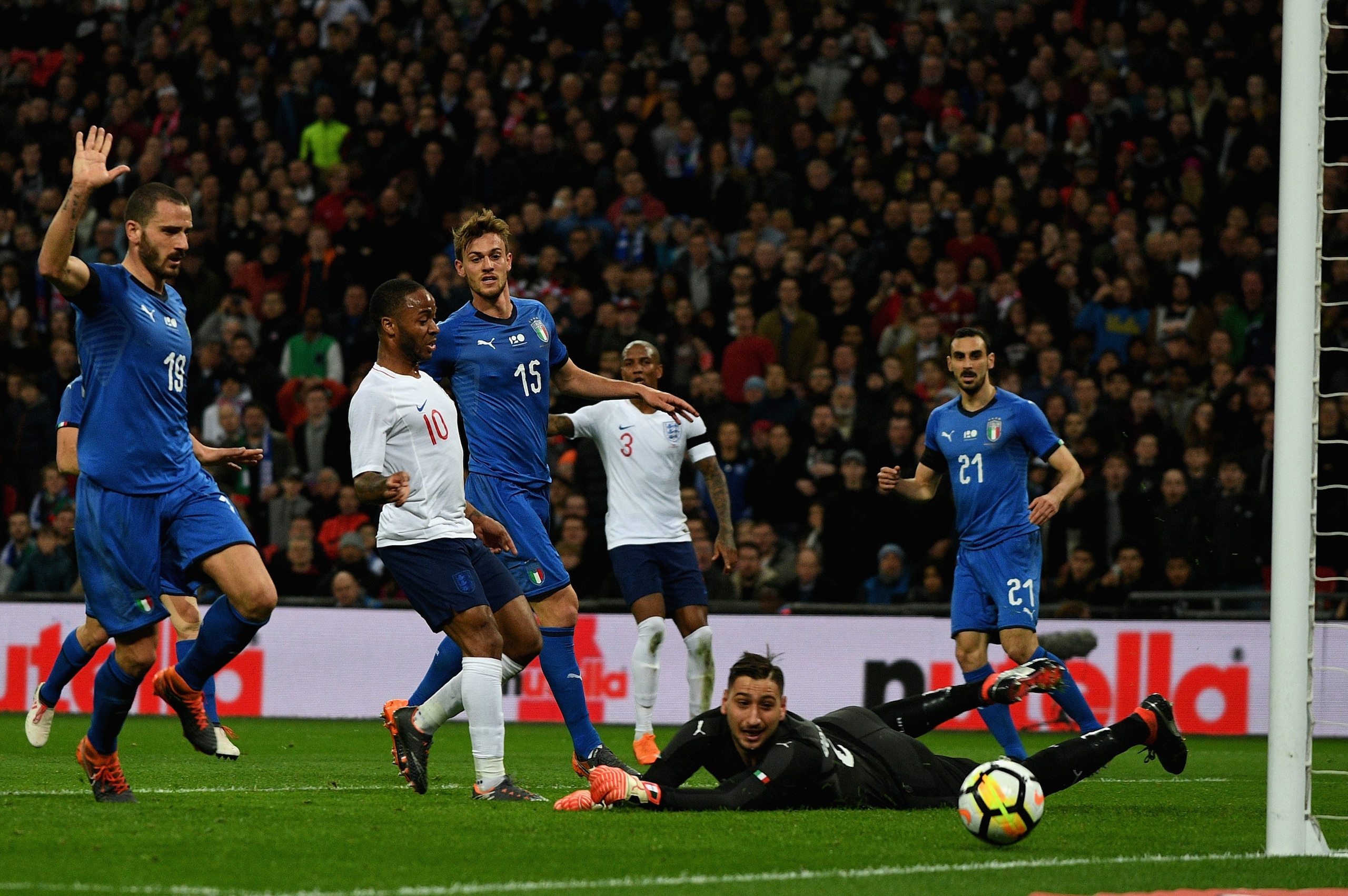 LONDON, ENGLAND - MARCH 27:  Gianluigi Donnarumma of Italy in action during the International friendly football match between England and Italy at Wembley Stadium on March 27, 2018 in London, England.  (Photo by Claudio Villa/Getty Images)
