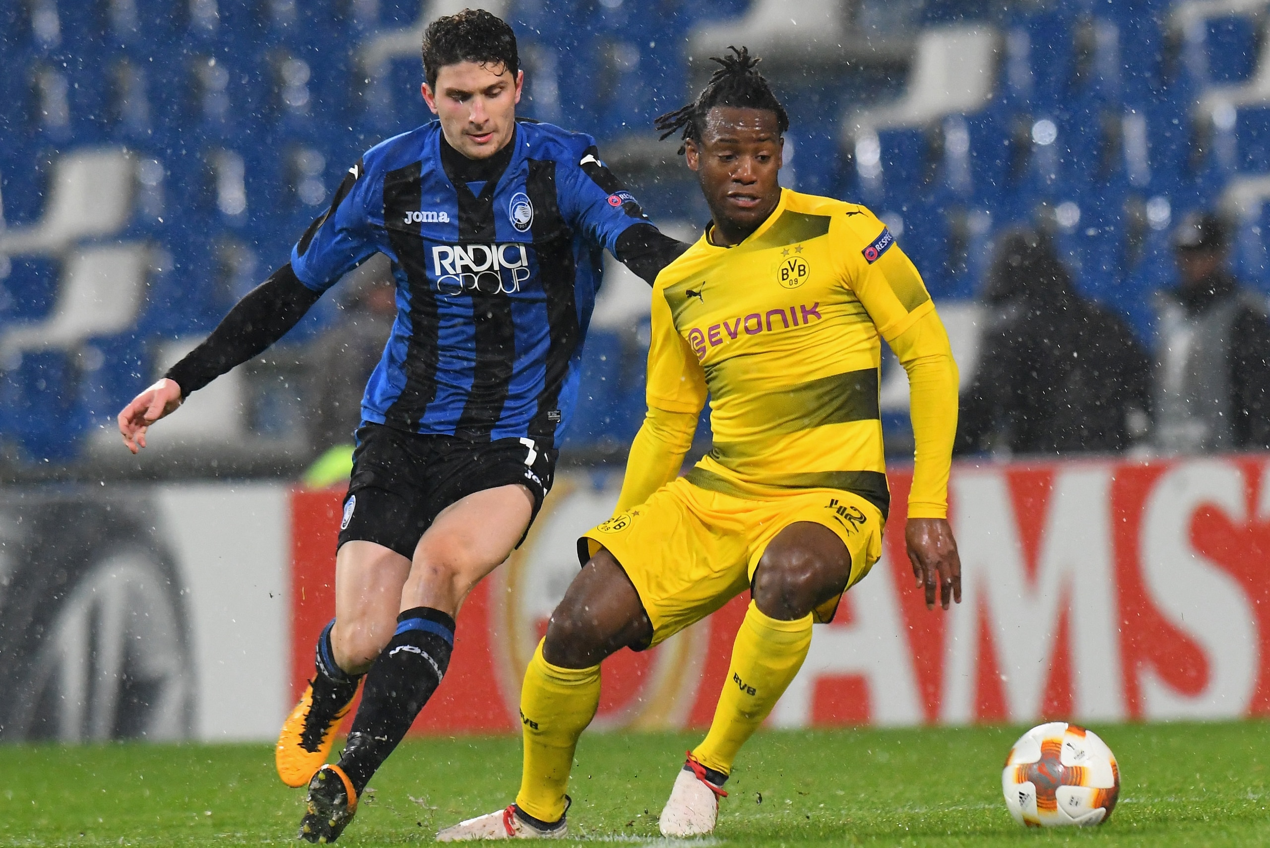 REGGIO NELL'EMILIA, ITALY - FEBRUARY 22:  Michy Batshuayi of Borussia Dortmund competes for the ball whit Mattia Caldara of Atalanta during UEFA Europa League Round of 32 match between Atalanta and Borussia Dortmund at the Mapei Stadium - Citta' del Trico
