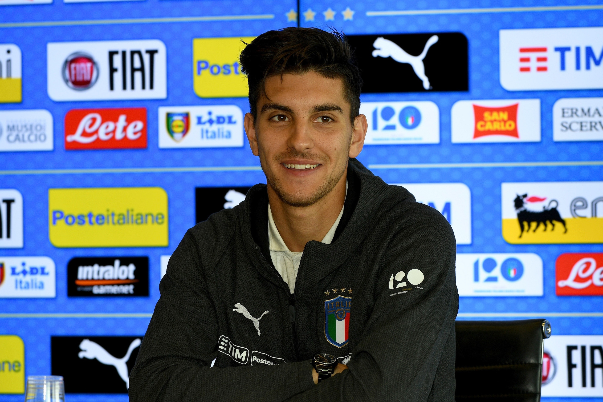 MANCHESTER, ENGLAND - MARCH 25: Lorenzo Pellegrini of Italy speaks with the media during a press conference at Manchester City Football Academy on March 25, 2018 in Manchester, England. (Photo by Claudio Villa/Getty Images) MANCHESTER, ENGLAND - MARCH 25: Lorenzo Pellegrini of Italy speaks with the media during a press conference at Manchester City Football Academy on March 25, 2018 in Manchester, England. (Photo by Claudio Villa/Getty Images)
