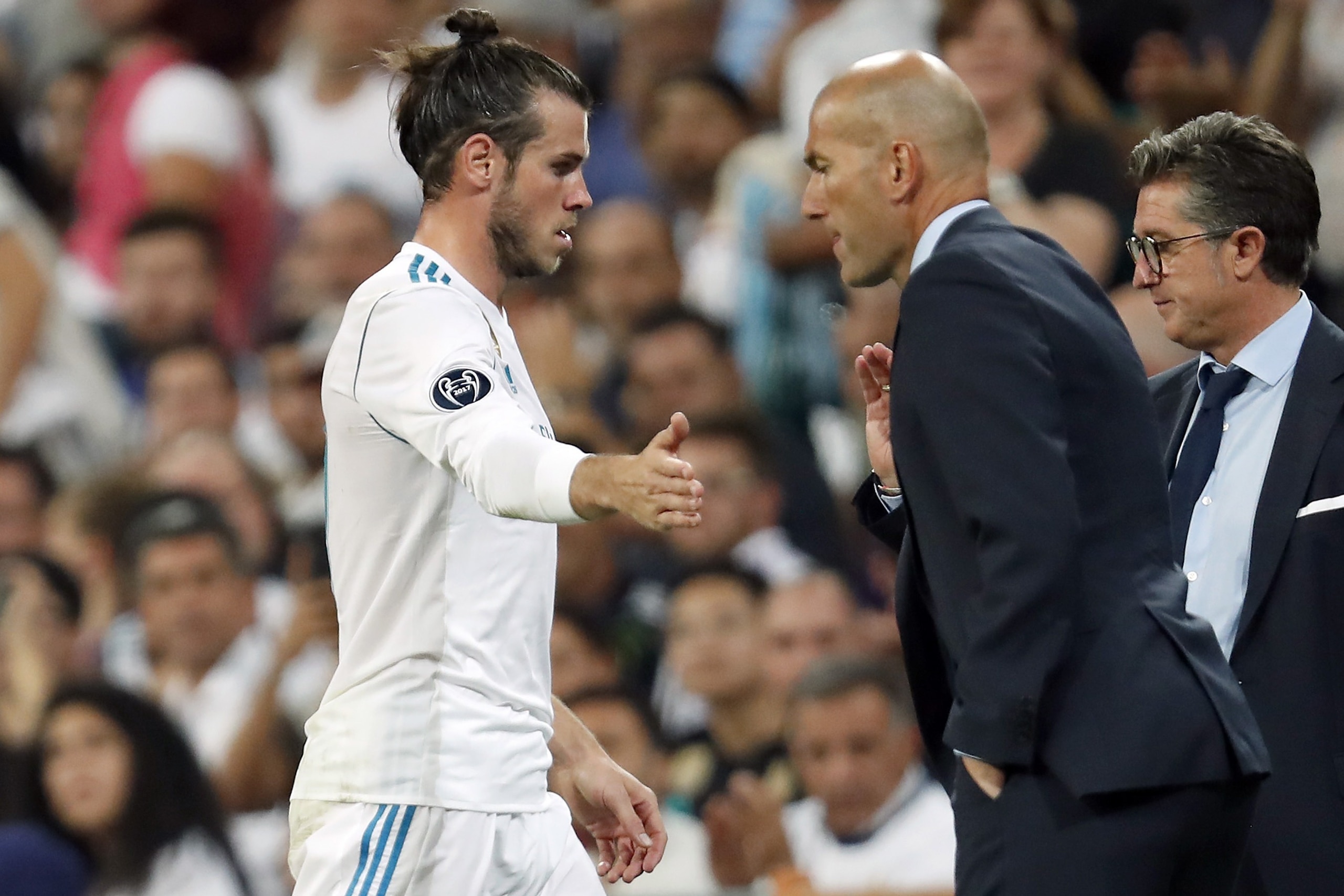 (L-R) Gareth Bale of Real Madrid, coach Zinedine Zidane of Real Madrid during the UEFA Champions League group H match between Real Madrid and APOEL FC on September 13, 2017 at the Santiago Bernabeu stadium in Madrid, Spain.(Photo by VI Images via Getty Im