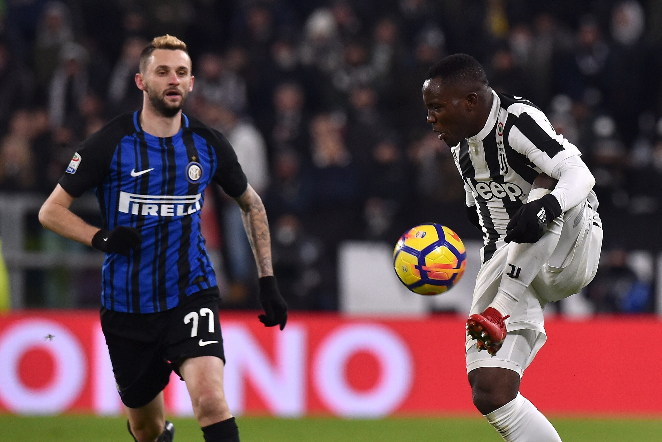 TURIN, ITALY - DECEMBER 09:  Kwadwo Asamoah (R) of Juventus controls the ball as Marcelo Brozovic of Internazionale tackles during the Serie A match between Juventus and FC Internazionale on December 9, 2017 in Turin, Italy.  (Photo by Tullio M. Puglia/Ge