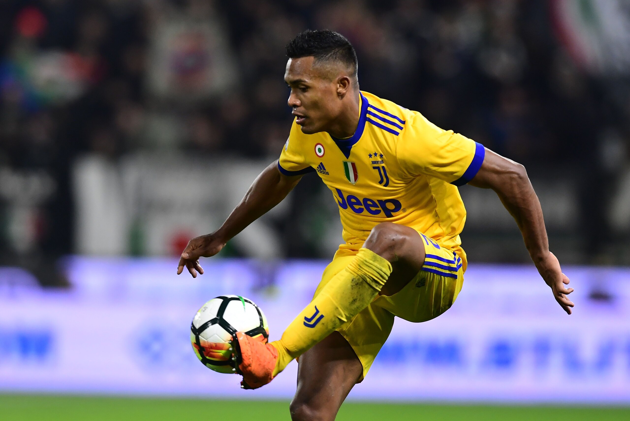 Juventus' Brazilian defender Alex Sandro Lobo Silva controls the ball during the Italian Serie A football match Spal vs Juventus at the Paolo-Mazza stadium in Ferrara on March 17, 2018. / AFP PHOTO / MIGUEL MEDINA        (Photo credit should read MIGUEL M