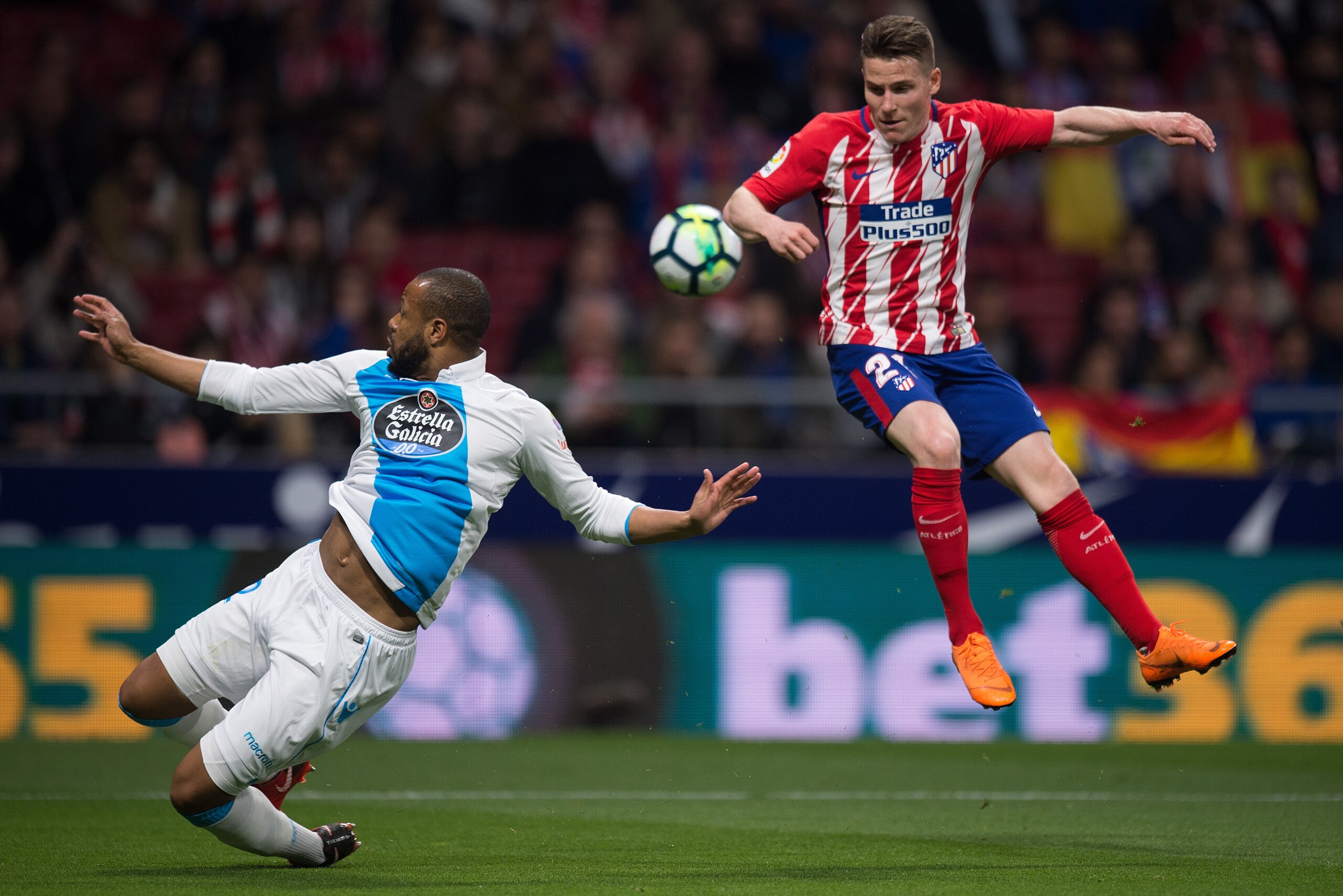 MADRID, SPAIN - APRIL 01: Kevin Gameiro of Atletico de Madrid is challenged by Sidnei Rechel da SilvaÊJunior of Deportivo La Coruna during the La Liga match between Atletico Madrid and Deportivo La Coruna at Wanda Metropolitano stadium on April 1, 2018 in