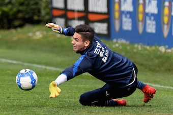 FLORENCE, ITALY - MARCH 23:  Alex Meret of Italy in action during the training session at the club's training ground at Coverciano on March 23, 2017 in Florence, Italy.  (Photo by Claudio Villa/Getty Images)