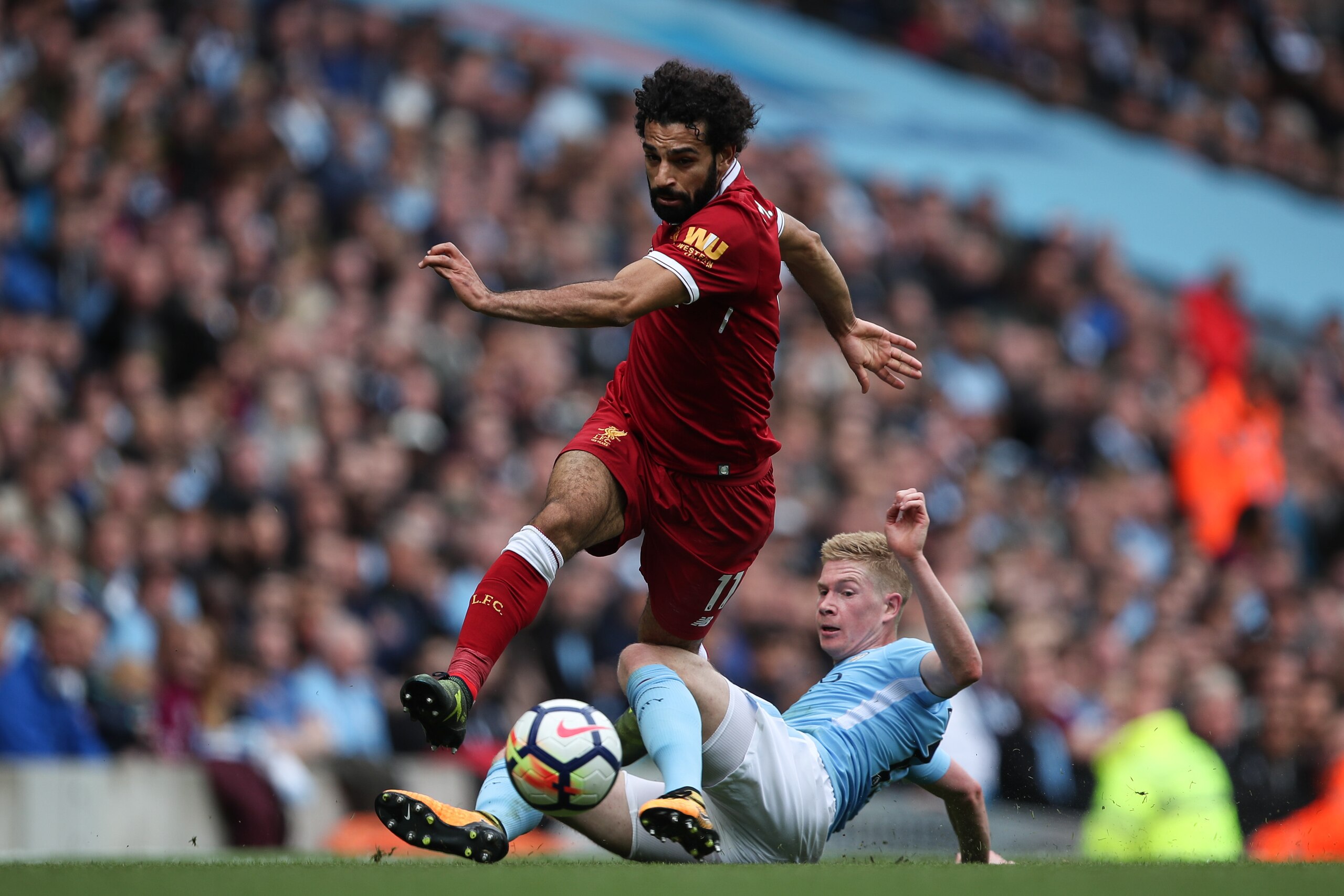 MANCHESTER, ENGLAND - SEPTEMBER 09: Mohamed Salah of Liverpool and Kevin De Bruyne of Manchester City during the Premier League match between Manchester City and Liverpool at Etihad Stadium on September 9, 2017 in Manchester, England. (Photo by Robbie Jay