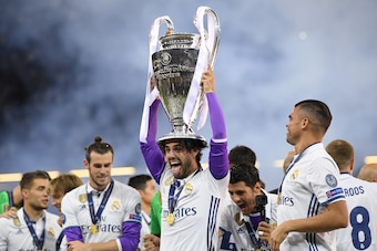 CARDIFF, WALES - JUNE 03:  Isco of Real Madrid celebrates with The Champions League trophy after the UEFA Champions League Final between Juventus and Real Madrid at National Stadium of Wales on June 3, 2017 in Cardiff, Wales.  (Photo by Matthias Hangst/Ge