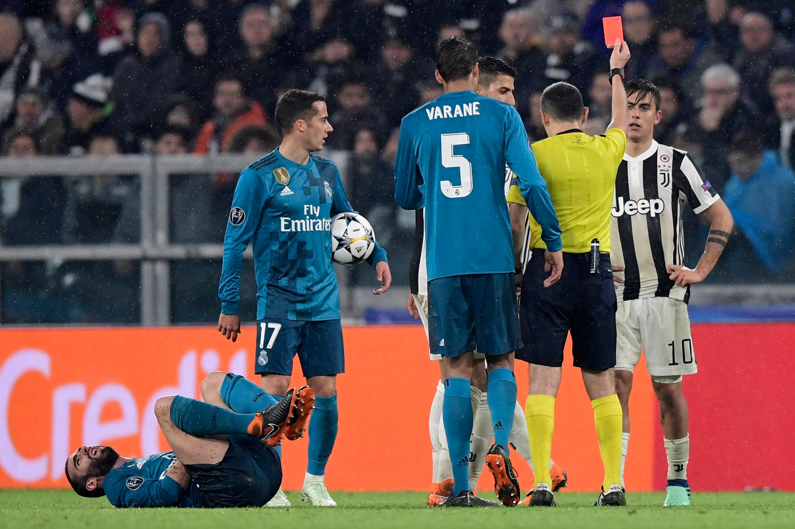 Juventus' Argentinian forward Paulo Dybala (R) receives a red card by Turkish referee Cuneyt Cakir during the UEFA Champions League quarter-final first leg football match between Juventus and Real Madrid at the Allianz Stadium in Turin on April 3, 2018. / Juventus' Argentinian forward Paulo Dybala (R) receives a red card by Turkish referee Cuneyt Cakir during the UEFA Champions League quarter-final first leg football match between Juventus and Real Madrid at the Allianz Stadium in Turin on April 3, 2018. /