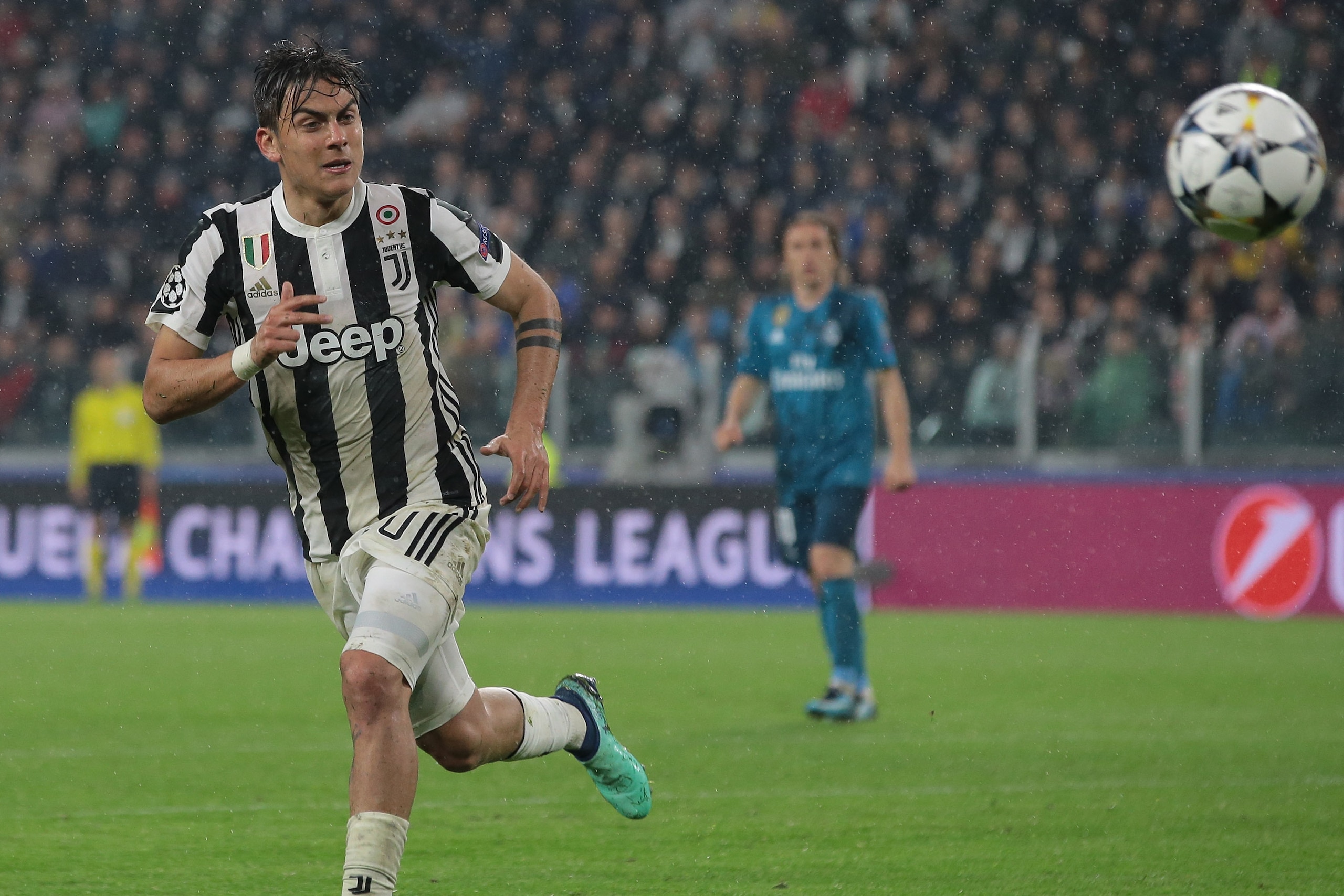 TURIN, ITALY - APRIL 03: Paulo Dybala of Juventus FC looks the ball during the UEFA Champions League Quarter Final Leg One match between Juventus and Real Madrid at Allianz Stadium on April 3, 2018 in Turin, Italy. (Photo by Emilio Andreoli/Getty Images TURIN, ITALY - APRIL 03: Paulo Dybala of Juventus FC looks the ball during the UEFA Champions League Quarter Final Leg One match between Juventus and Real Madrid at Allianz Stadium on April 3, 2018 in Turin, Italy. (Photo by Emilio Andreoli/Getty Images