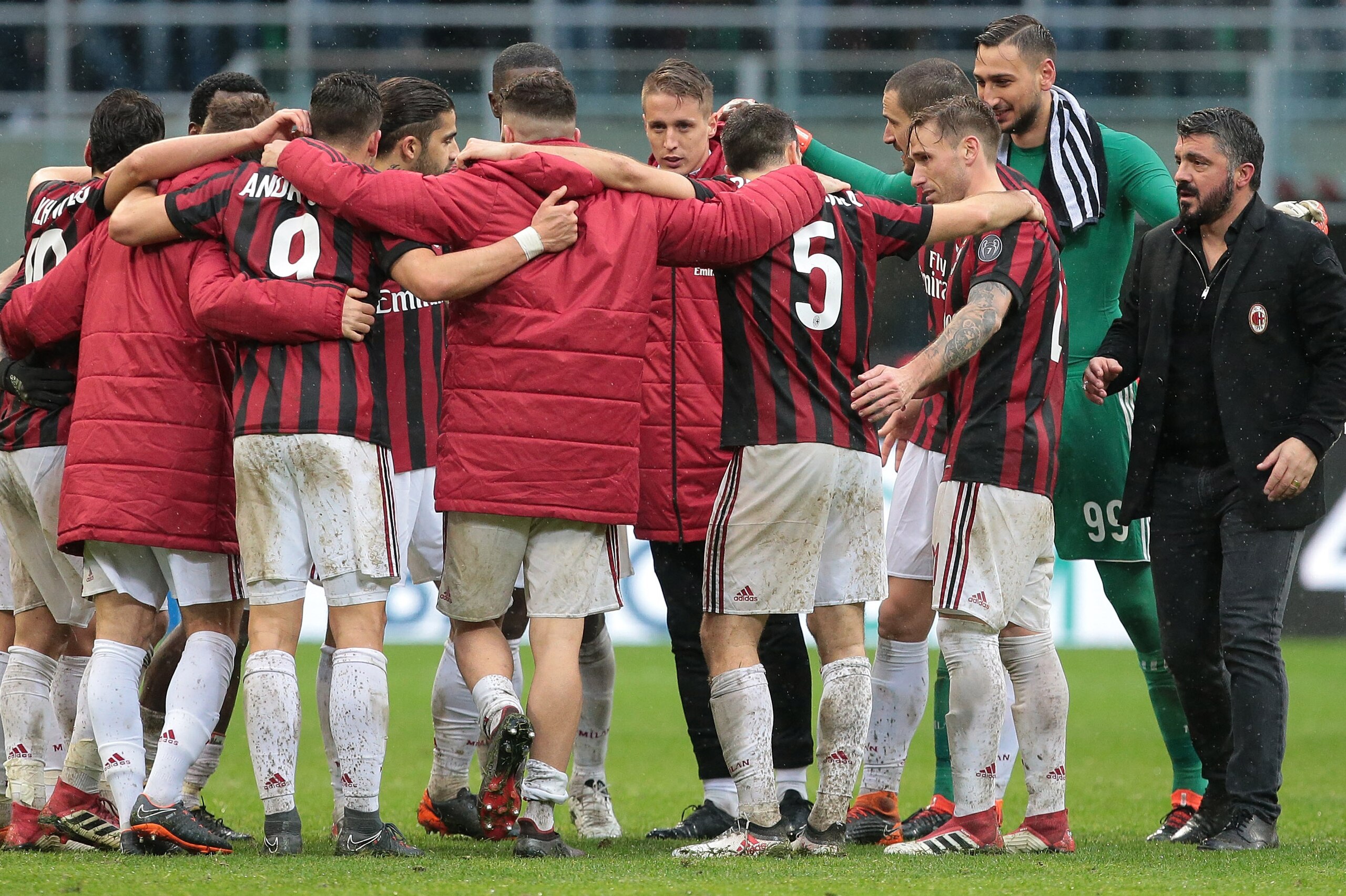MILAN, ITALY - MARCH 18:  AC Milan coach Ivan Gennaro Gattuso (R) celebrates the victory with AC Milan players at the end of the serie A match between AC Milan and AC Chievo Verona at Stadio Giuseppe Meazza on March 18, 2018 in Milan, Italy.  (Photo by Em