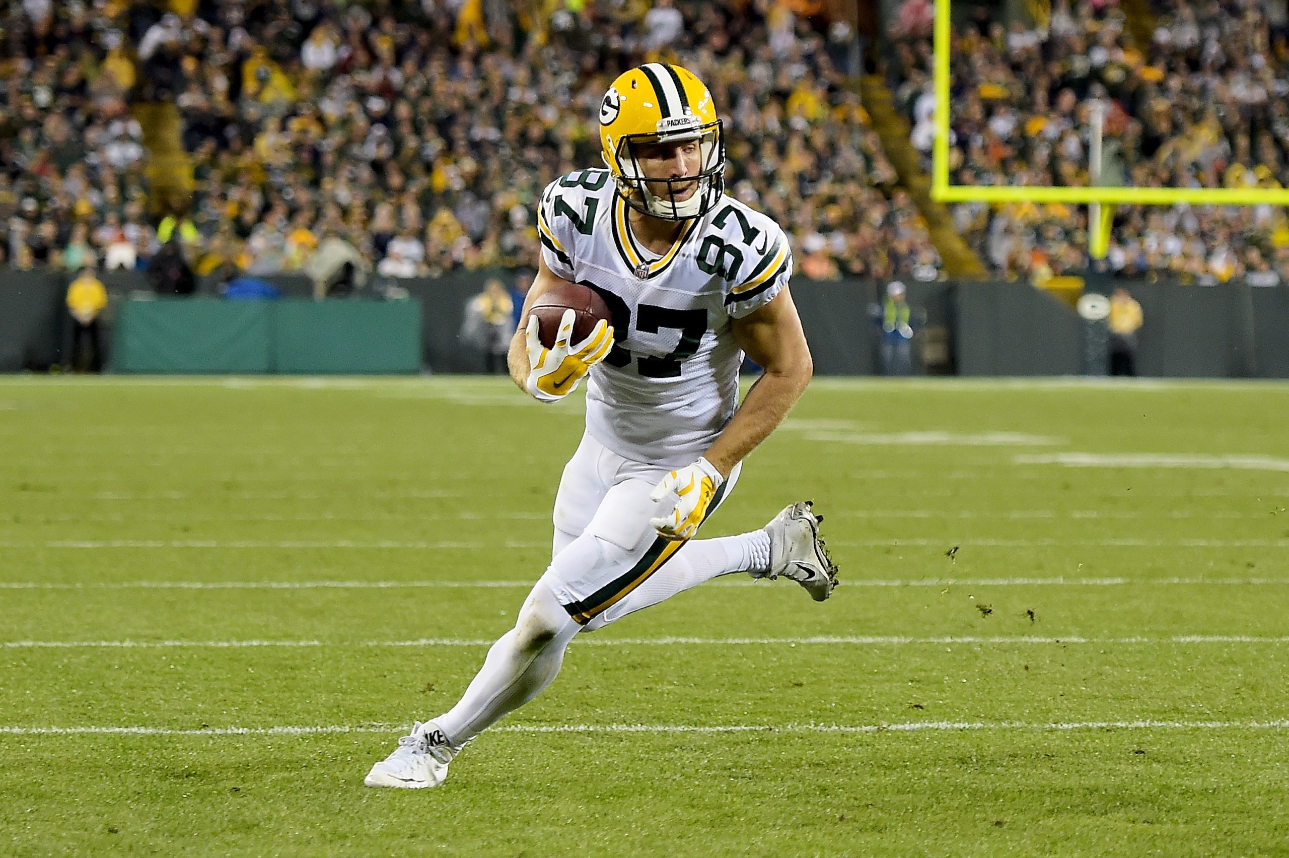 GREEN BAY, WI - SEPTEMBER 28:  Jordy Nelson #87 of the Green Bay Packers runs with the ball in the third quarter against the Chicago Bears at Lambeau Field on September 28, 2017 in Green Bay, Wisconsin. (Photo by Stacy Revere/Getty Images)