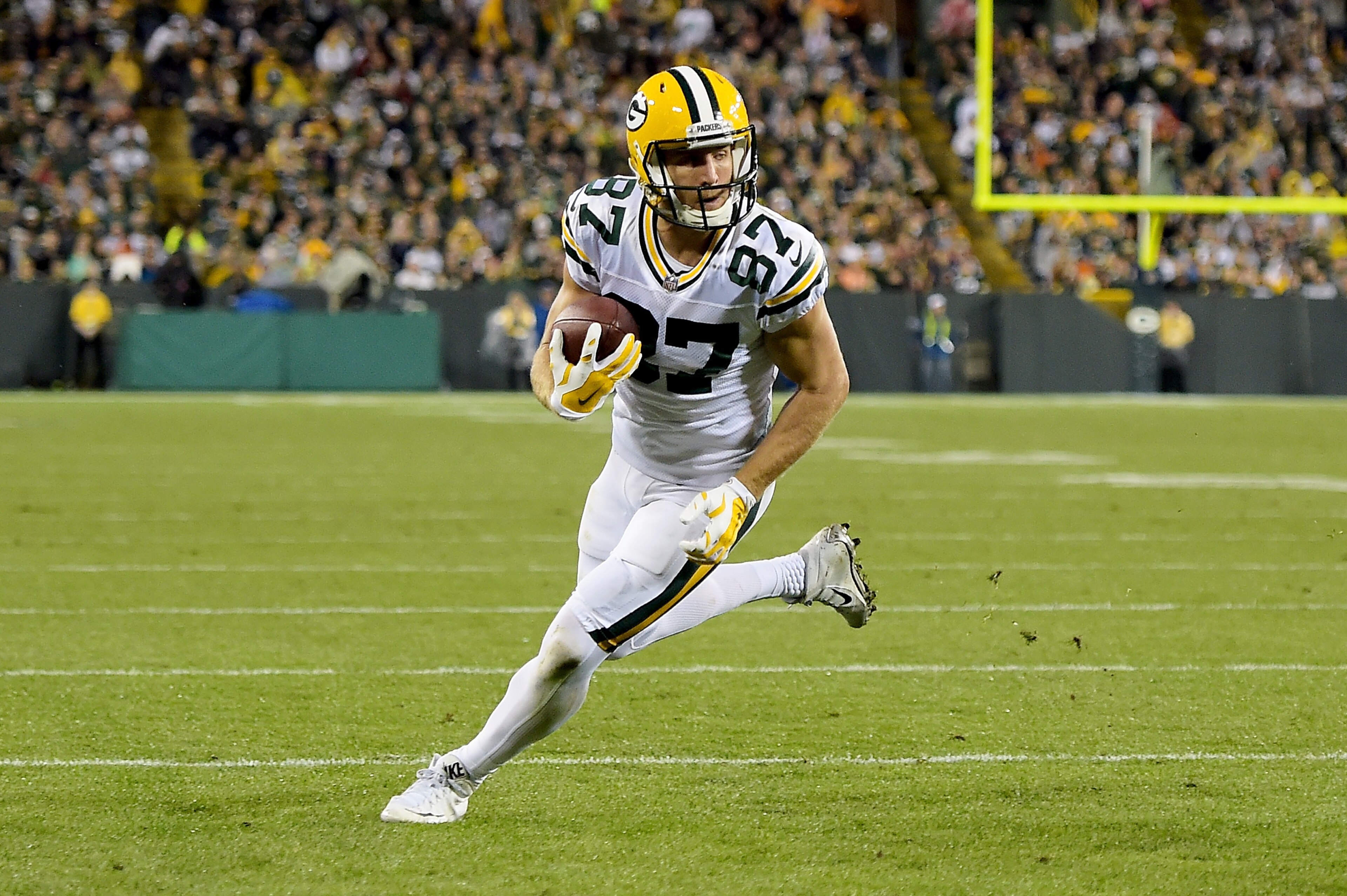 GREEN BAY, WI - SEPTEMBER 28:  Jordy Nelson #87 of the Green Bay Packers runs with the ball in the third quarter against the Chicago Bears at Lambeau Field on September 28, 2017 in Green Bay, Wisconsin. (Photo by Stacy Revere/Getty Images)
