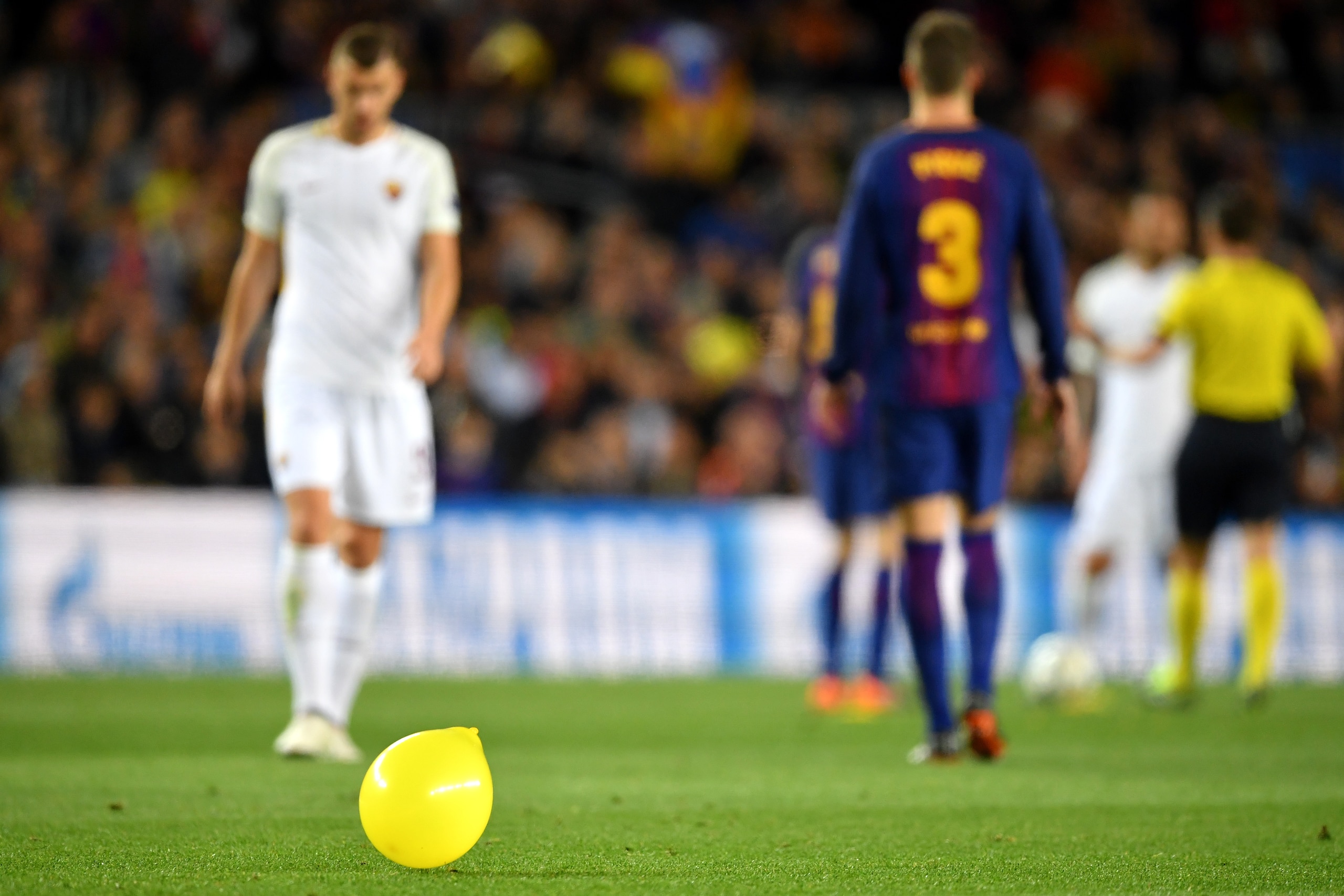 BARCELONA, SPAIN - APRIL 04:  Yellow ballons are spotted on the pitch during the UEFA Champions League Quarter Final Leg One match between FC Barcelona and AS Roma at Camp Nou on April 4, 2018 in Barcelona, Spain.  (Photo by Stuart Franklin/Getty Images)