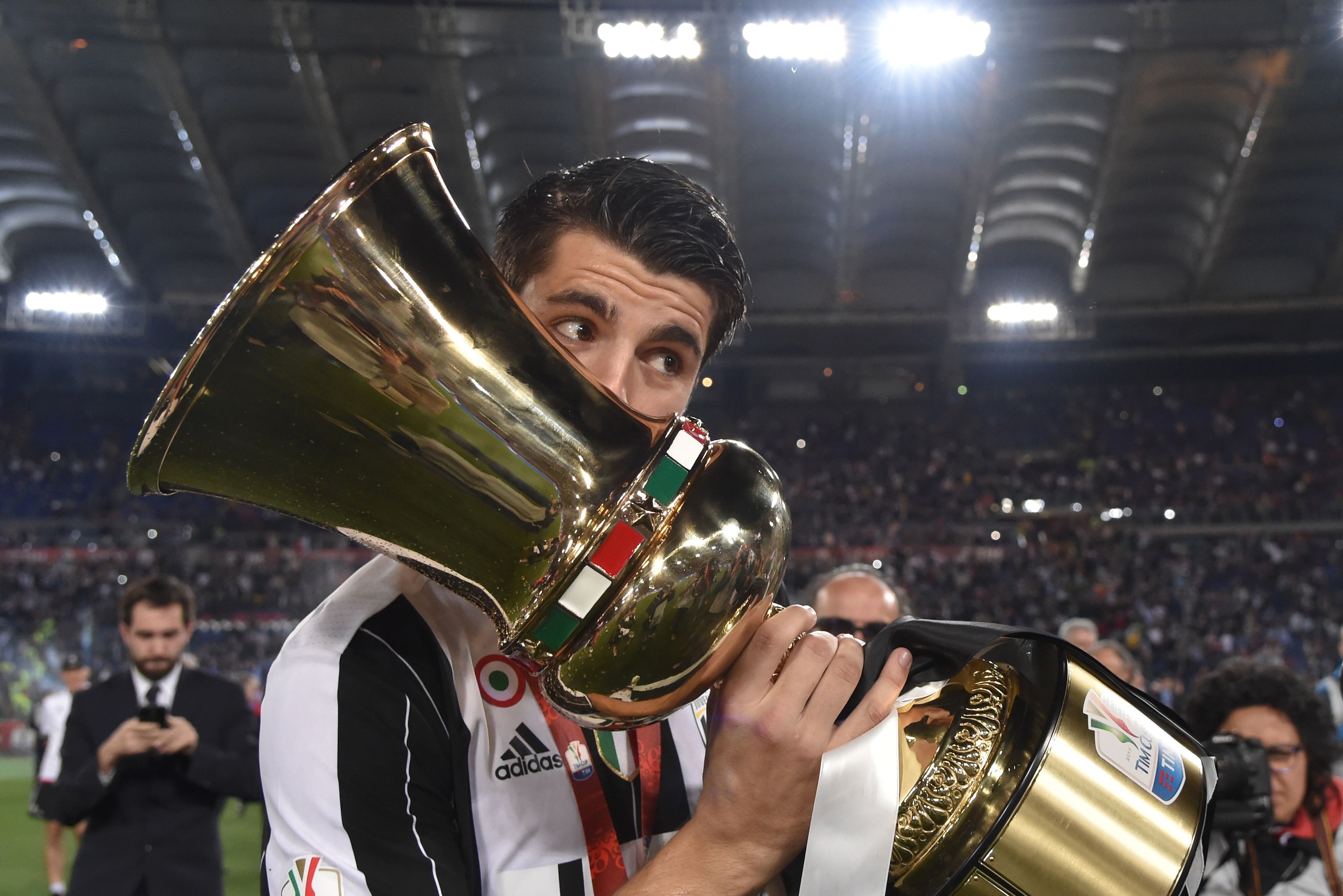 Juventus' forward from Spain Alvaro Morata kisses the trophy after winning the Italian Tim Cup final football match AC Milan vs Juventus on May 21, 2016 at the Olympic Stadium in Rome.  Juventus won 0-1 in the extra time.     AFP PHOTO / TIZIANA FABI / AF