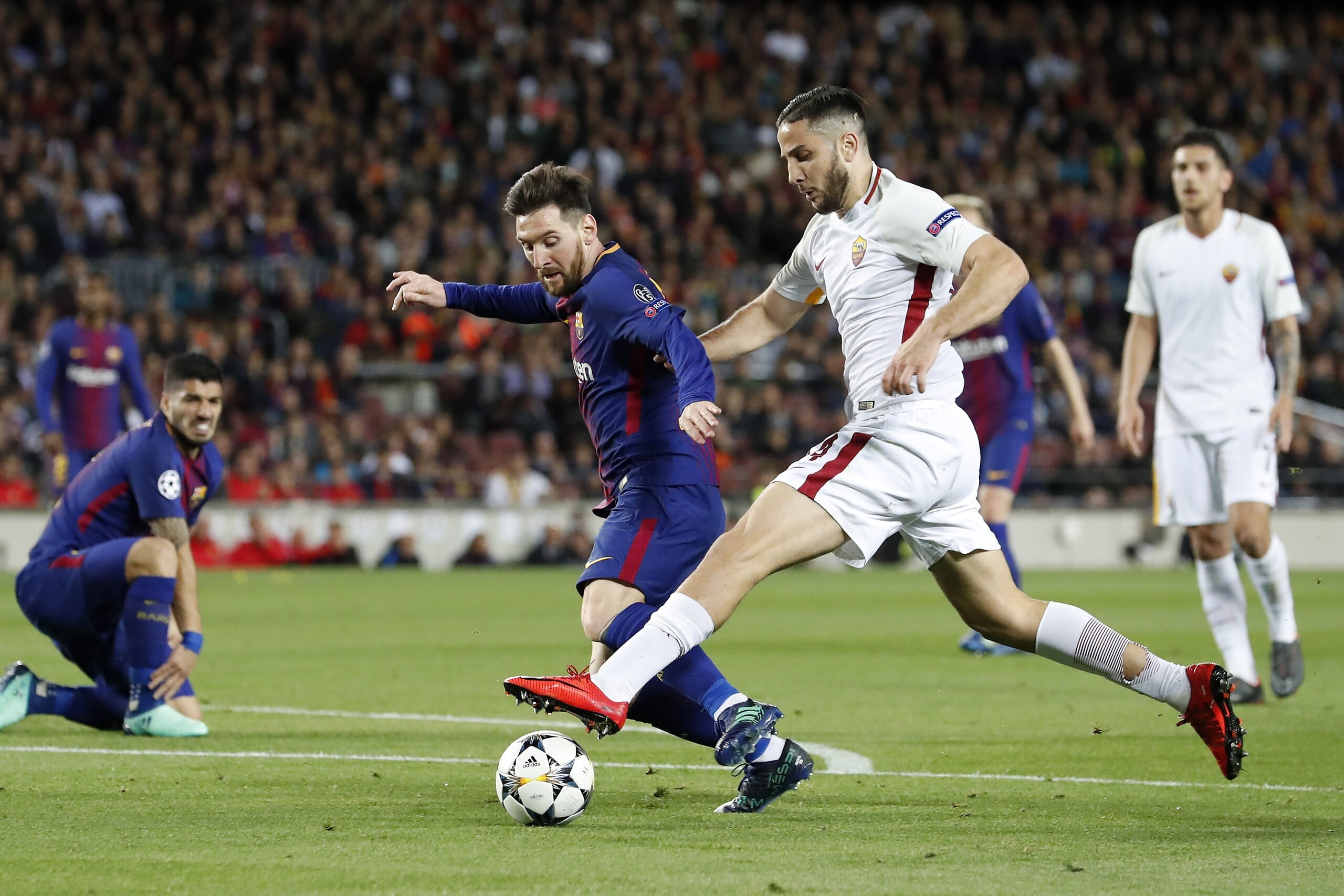 (L-R) Lionel Messi of FC Barcelona, Kostas Manolas of AS Roma during the UEFA Champions League quarter final match between FC Barcelona and AS Roma at the Camp Nou stadium on April 04, 2018 in Barcelona, Spain.(Photo by VI Images via Getty Images)