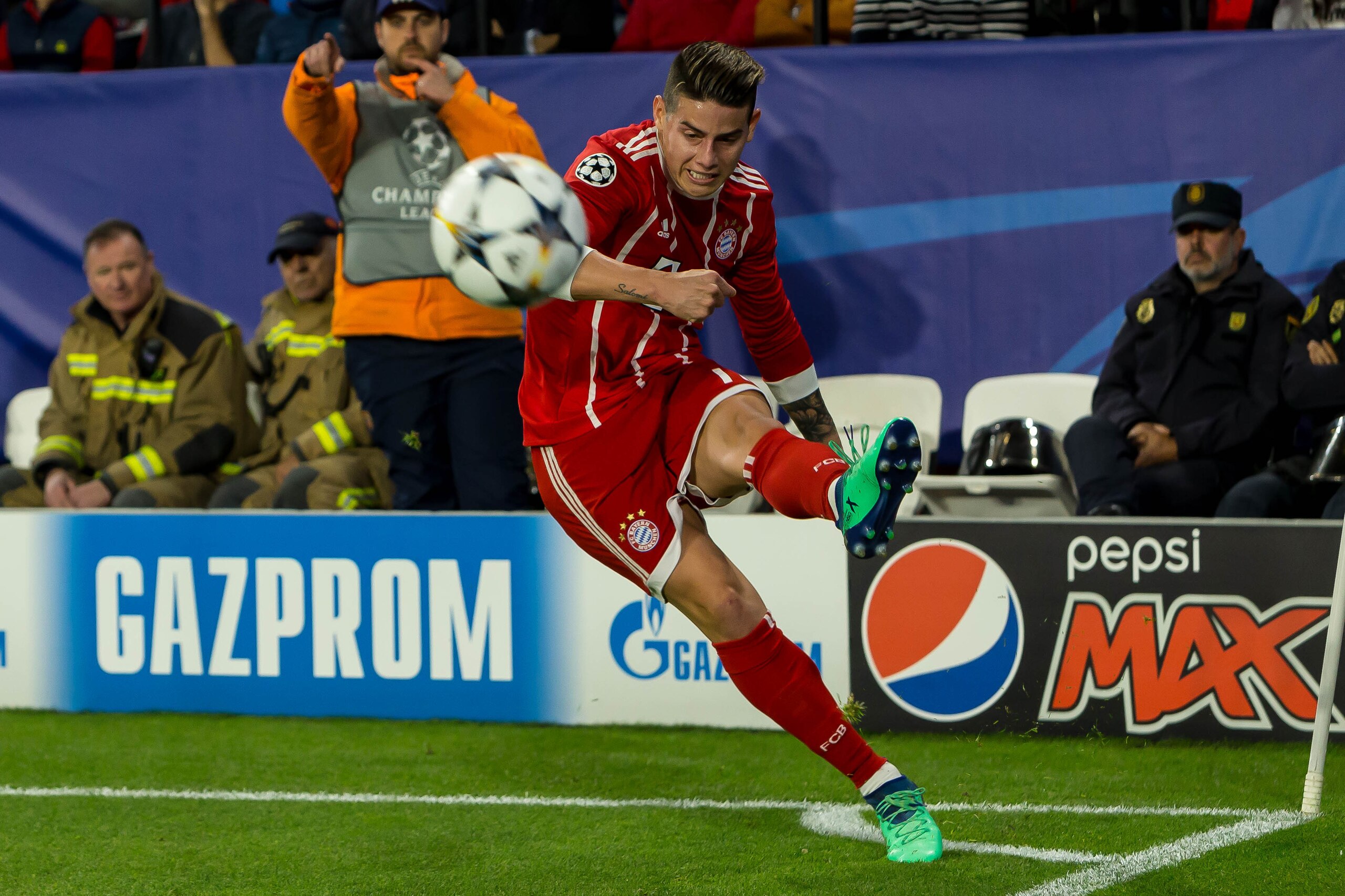 SEVILLE, SPAIN - APRIL 03: James Rodriguez of Bayern Muenchen controls the ball during the UEFA Champions League Quarter-Final first leg match between Sevilla FC and Bayern Muenchen at Estadio Ramon Sanchez Pizjuan on April 3, 2018 in Seville, Spain. (Pho